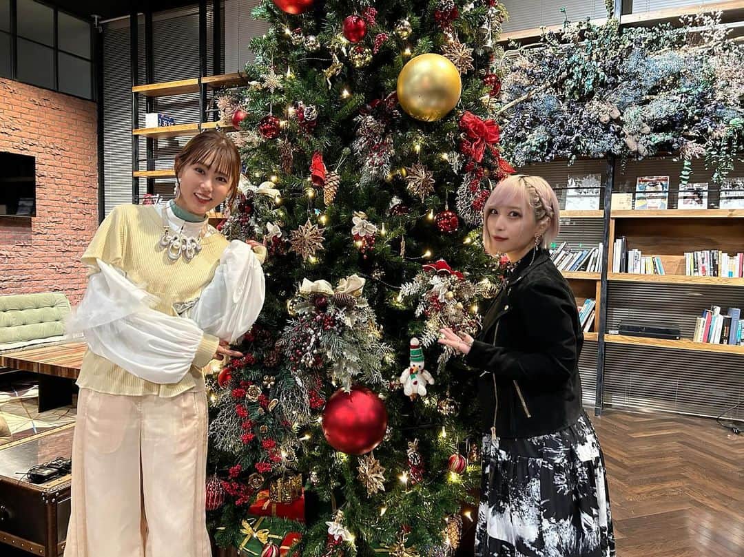 唐沢美帆さんのインスタグラム写真 - (唐沢美帆Instagram)「☽  ReoNa さんの デビュー5周年記念 ReoNa×TRUE 特別対談 (前編) ありがとうございました ◡̈   陰と陽 違うようで 似ている私たち  言葉への向き合いかた アニソンシンガーであることの誇り  ReoNaさんとの対話は すごく心地よくて いつも以上に素直にお話し出来ました  番組でもお話しましたが 今、この令和という時代に アニソンシンガーとして ReoNaさんと同じステージで 歌えていること 本当に感謝しています  後編もお楽しみに… じゃあな！  https://youtu.be/GwdNCyjLako?feature=shared  #ReoNa #TRUEさん #唐沢美帆 #anime #anisong  #アニメソング」12月15日 21時01分 - miho_karasawa