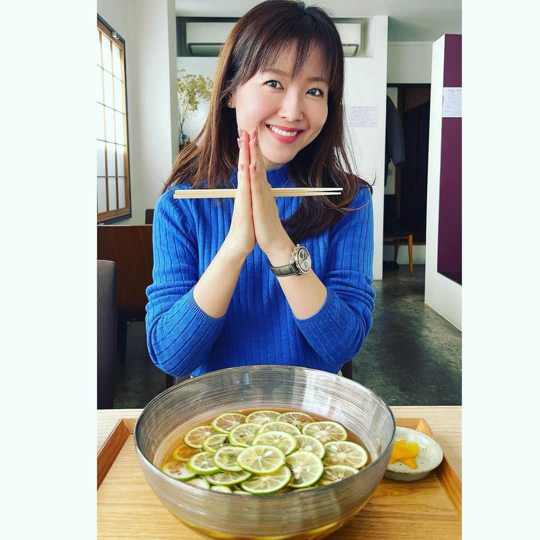 加藤響子のインスタグラム：「山梨でお仕事の前に腹ごしらえ🥢 甲府駅前にある一草庵紬(いっそうあん・つむぎ）さんへ。 山梨放送時代に取材で伺って以来すっかりファンです🫶  テレビ取材で伺った際はまだお蕎麦の味を語れるほどお蕎麦を食べたことがなかったけれど、とっても美味しくて衝撃を受けたのを思い出します😳 今では年中お蕎麦食べたいくらい大好きです。  わたしのお気に入りはすだちそば。 夏はもちろん冬でも食べたくなる、すだちとお出汁がベストマッチの一品です🙆‍♀️ くるみだれのお蕎麦も好きですが、その時の気分によっていろんな味を楽しめます。 夜はお酒と一緒にお蕎麦を嗜むのも最高ですよね🍶😌  『年越そば』にも、いかがでしょうか☺️  #一草庵紬  #山梨 #甲府グルメ  #蕎麦」