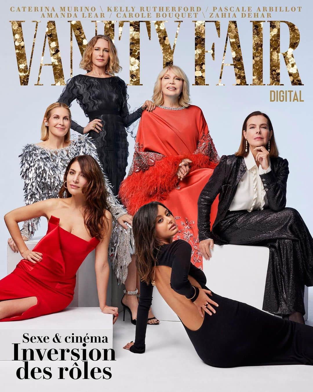 ケリー・ラザフォードのインスタグラム：「Amanda Lear, Carole Bouquet, Zahia Dehar, Caterina Murino, Pascale Arbillot et Kelly Rutherford reprennent le pouvoir.  Quand « American Gigolo » sort en 1980, le film fait sensation : rarement la figure du tapin au masculin s’était ainsi invitée sur le grand écran. Les femmes vivant de leurs charmes, elles, ont eu droit aux écrans dès la naissance du cinéma, ou presque.  Avec sa série « Escort Boys », @rubenalves09 inverse les rôles. Il place quatre garçons sur le devant de la scène, et invite des clientes pas comme les autres à payer l’addition. « Ce qui est intéressant, c’est qu’un personnage masculin puisse s’entendre dire “non” et l’accepter », affirme @caterina_murino_official .  🔗 Cliquez sur le lien dans la bio pour lire leurs interviews.  📸 @benfourmi  Styliste @pablo_patane  Crédits coiffure, maquillage, manucure : lien dans la bio.  Journalistes @noriiine et @pierregroppo   #amandalear #carolebouquet #zahia #caterinamurino #pascalearbillot #kellyrutherford」