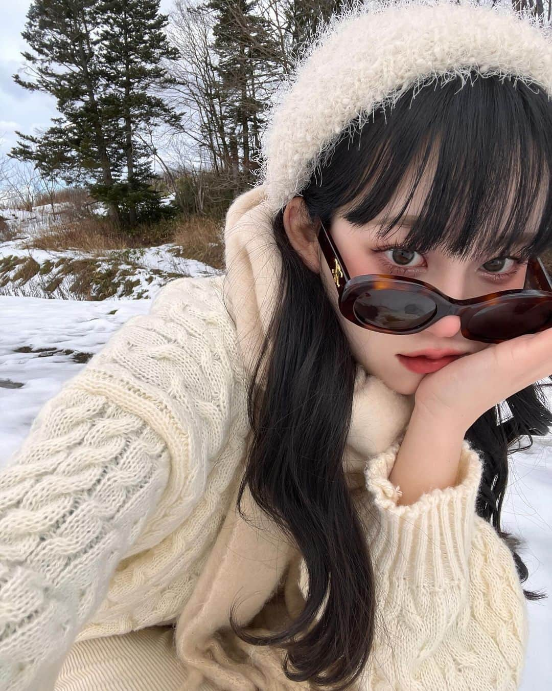 びすこさんのインスタグラム写真 - (びすこInstagram)「all whiteコーデ、今回沢山したけどかわいいな〜、ほくほく😌🤍🤍  帽子は借り物です〜！他はVISCO💌 人口雪協力▶︎あかりちゃん」12月15日 21時13分 - na56482n