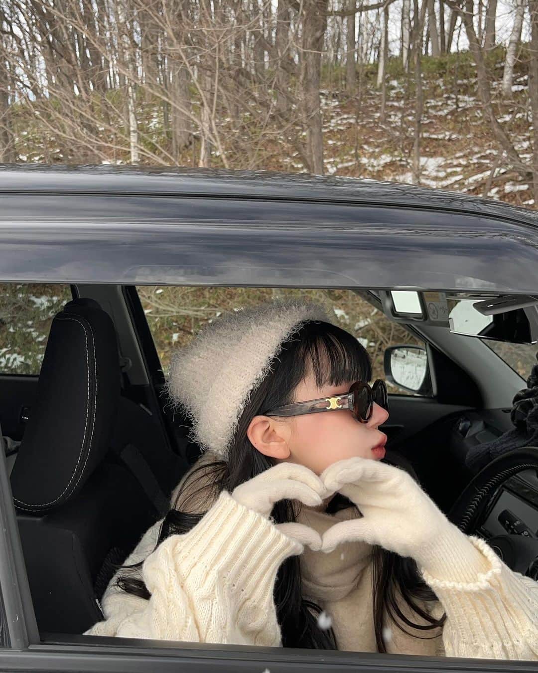 びすこのインスタグラム：「all whiteコーデ、今回沢山したけどかわいいな〜、ほくほく😌🤍🤍  帽子は借り物です〜！他はVISCO💌 人口雪協力▶︎あかりちゃん」