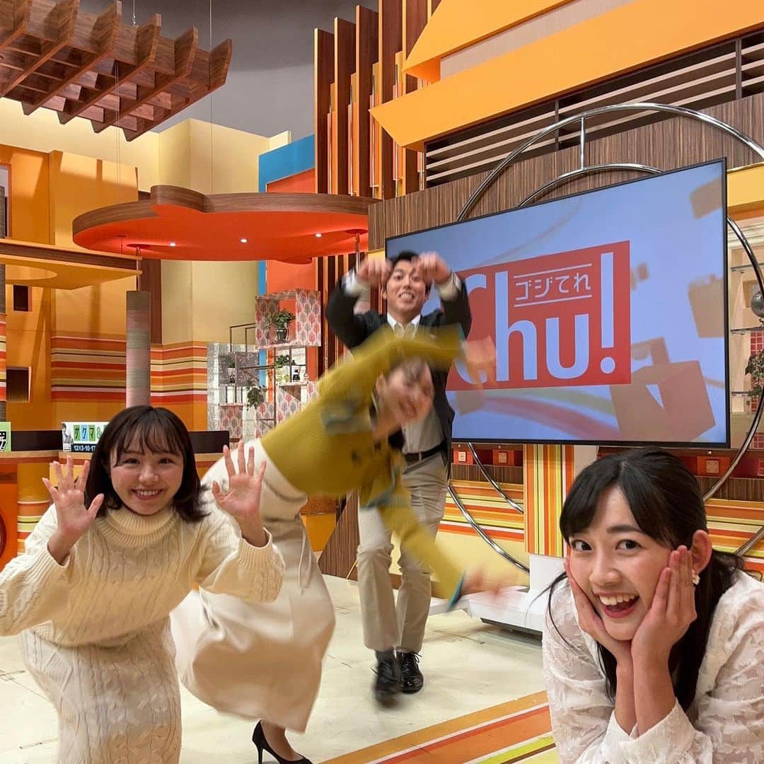 松本亜美さんのインスタグラム写真 - (松本亜美Instagram)「福島の皆さん、 今日は「ゴジてれChu！」をご覧いただきありがとうございました😊 ばんえつ横断お国自慢で中継を繋いでお送りしている福島中央テレビさんの夕方の番組にお邪魔しました✨  なんと！！！ 全編出演ということで、サイコロチャレンジのお手伝いをさせていただいたり、お料理コーナーの試食をさせていただいたり、気が付けば番組が終わっておりました…😭 スタジオとChuテラスにおいて、ちょっとした舞を披露する機会もいただきました🩰 こんなにもあっという間に感じた1時間番組は初めてです！！  3部終わりのオフショットをゴジてれverでやってみよう！！！ということで、お忙しいのにお付き合いいただきました🙏  テラスから戻ってきてくださった直川アナも入って5人での新潟一番ポーズも最後に撮ったので、ぜひぜひスワイプしてくださいね☝️  たくさん写真を撮ったので、後日たくさん載せていきますので、お楽しみに♬  #福島中央テレビ #ゴジてれChu! #福島県 #夕方ワイド #情報番組  #ご覧いただいた皆さん  #ありがとうございました  #アナウンサー  #小野紗由利アナウンサー  #石井佑弥アナウンサー  #直川貴博アナウンサー  #井上千沙アナウンサー  #テレビ新潟 #新潟一番  #松本亜美  #カタオシ #ご覧いただきありがとうございました」12月15日 21時08分 - ami_matsumoto_teny