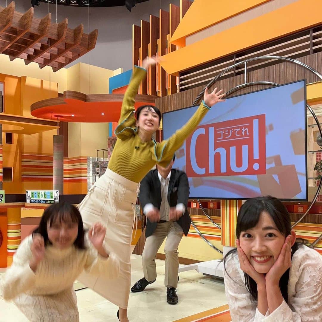松本亜美さんのインスタグラム写真 - (松本亜美Instagram)「福島の皆さん、 今日は「ゴジてれChu！」をご覧いただきありがとうございました😊 ばんえつ横断お国自慢で中継を繋いでお送りしている福島中央テレビさんの夕方の番組にお邪魔しました✨  なんと！！！ 全編出演ということで、サイコロチャレンジのお手伝いをさせていただいたり、お料理コーナーの試食をさせていただいたり、気が付けば番組が終わっておりました…😭 スタジオとChuテラスにおいて、ちょっとした舞を披露する機会もいただきました🩰 こんなにもあっという間に感じた1時間番組は初めてです！！  3部終わりのオフショットをゴジてれverでやってみよう！！！ということで、お忙しいのにお付き合いいただきました🙏  テラスから戻ってきてくださった直川アナも入って5人での新潟一番ポーズも最後に撮ったので、ぜひぜひスワイプしてくださいね☝️  たくさん写真を撮ったので、後日たくさん載せていきますので、お楽しみに♬  #福島中央テレビ #ゴジてれChu! #福島県 #夕方ワイド #情報番組  #ご覧いただいた皆さん  #ありがとうございました  #アナウンサー  #小野紗由利アナウンサー  #石井佑弥アナウンサー  #直川貴博アナウンサー  #井上千沙アナウンサー  #テレビ新潟 #新潟一番  #松本亜美  #カタオシ #ご覧いただきありがとうございました」12月15日 21時08分 - ami_matsumoto_teny