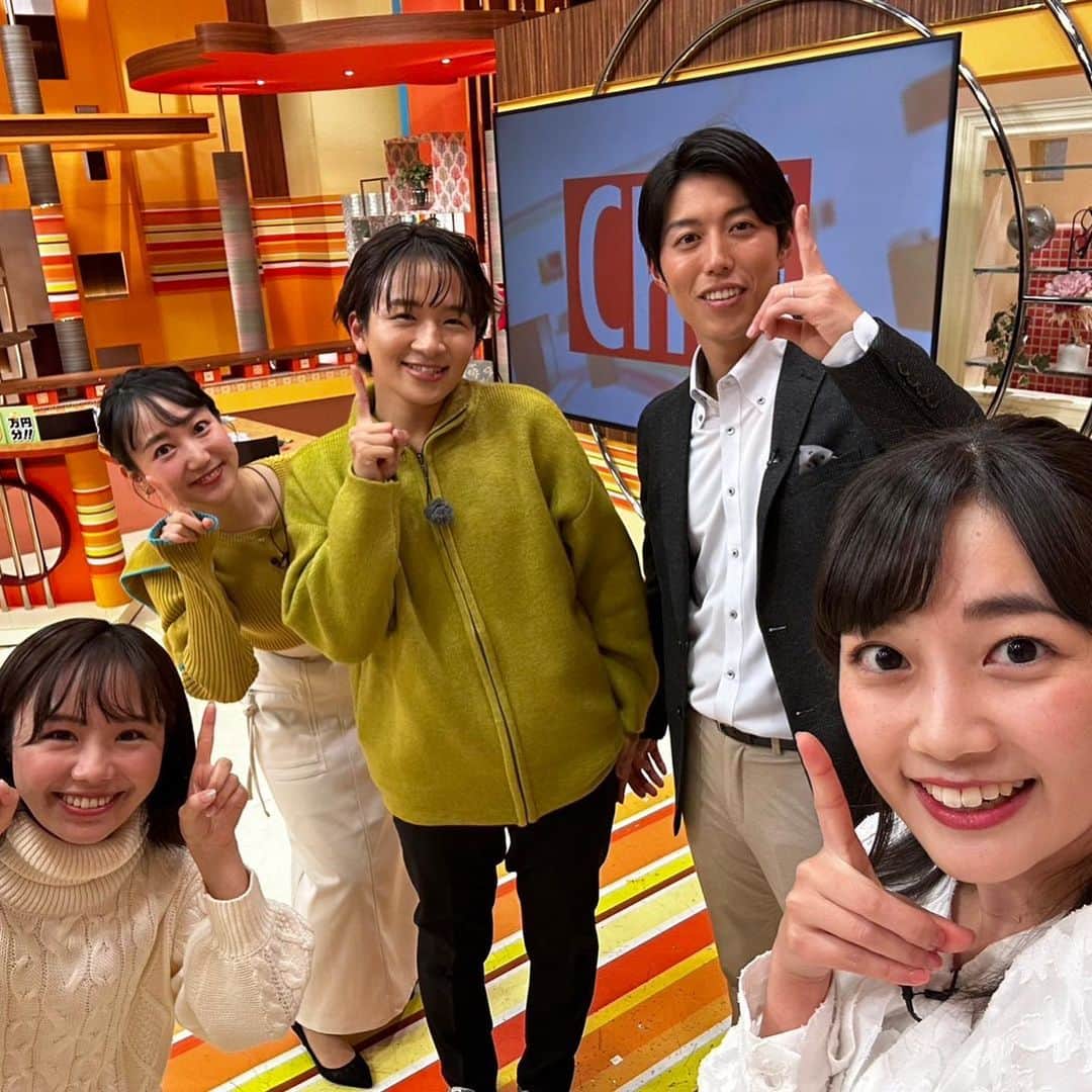 松本亜美さんのインスタグラム写真 - (松本亜美Instagram)「福島の皆さん、 今日は「ゴジてれChu！」をご覧いただきありがとうございました😊 ばんえつ横断お国自慢で中継を繋いでお送りしている福島中央テレビさんの夕方の番組にお邪魔しました✨  なんと！！！ 全編出演ということで、サイコロチャレンジのお手伝いをさせていただいたり、お料理コーナーの試食をさせていただいたり、気が付けば番組が終わっておりました…😭 スタジオとChuテラスにおいて、ちょっとした舞を披露する機会もいただきました🩰 こんなにもあっという間に感じた1時間番組は初めてです！！  3部終わりのオフショットをゴジてれverでやってみよう！！！ということで、お忙しいのにお付き合いいただきました🙏  テラスから戻ってきてくださった直川アナも入って5人での新潟一番ポーズも最後に撮ったので、ぜひぜひスワイプしてくださいね☝️  たくさん写真を撮ったので、後日たくさん載せていきますので、お楽しみに♬  #福島中央テレビ #ゴジてれChu! #福島県 #夕方ワイド #情報番組  #ご覧いただいた皆さん  #ありがとうございました  #アナウンサー  #小野紗由利アナウンサー  #石井佑弥アナウンサー  #直川貴博アナウンサー  #井上千沙アナウンサー  #テレビ新潟 #新潟一番  #松本亜美  #カタオシ #ご覧いただきありがとうございました」12月15日 21時08分 - ami_matsumoto_teny