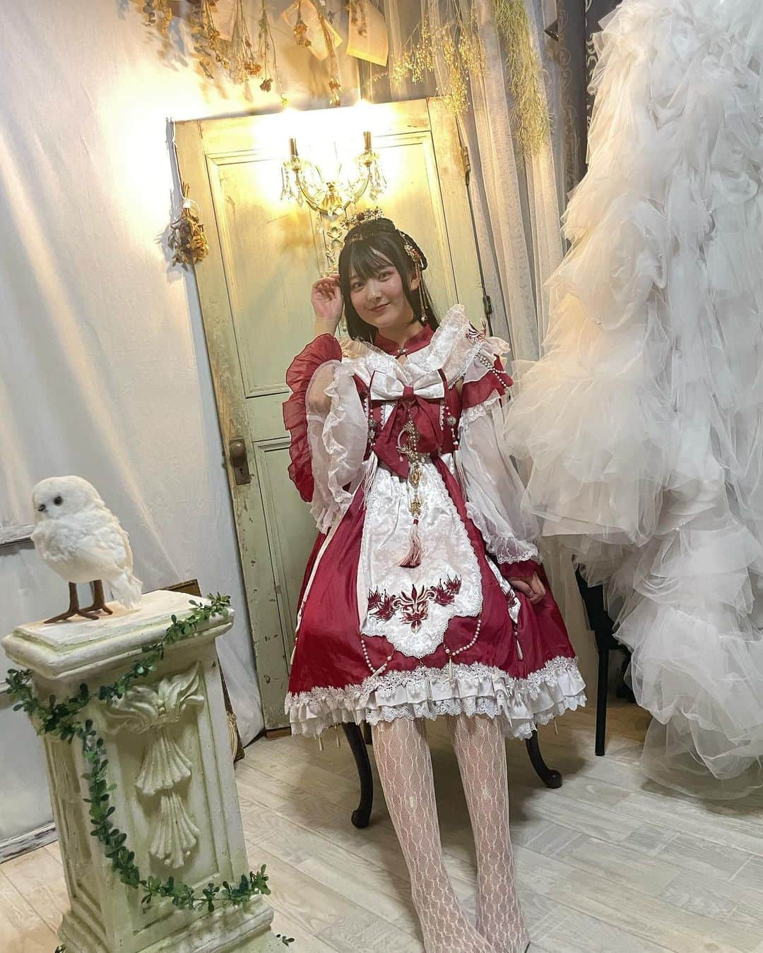 悠花のインスタグラム：「悠花のナガサキ街音🌱 ・ コスプレ体験をさせて頂きました✨ 人生初のロリータコスプレ‼︎ときめきました🥹💕 ・ いつもと違う自分になれたようで とてもワクワクしました☀️ ・ 今回は中華ロリータだったのですが、 色んなコスプレをしてみたくなりました💭 写真撮りまくりの1日でした📸🤦🏻‍♀️笑 ・ ありがとうございました🙏🏻☺︎ ・ 5枚目からは 【こどもの城】にお邪魔させて頂いた時の‼︎ ・ 中に入った瞬間から 子供達の笑い声や楽しそうな声が聞こえてきて とても癒される場所でした☺️ ・ 自然の中にある施設で 外には子供達が自由に落書きできる壁があったり 室内にも色んな遊べるスペースがあって みんなのびのびと遊んでいました✨ ・ 私も少しだけ子供達に混ざって遊んで とっても楽しかったです🤤🤍 ・ ありがとうございました🙏🏻✨ ・ #コスプレ#こどもの城#悠花のナガサキ街音#長崎#長崎県ホンダカーズ#ホンダ#nib#takeoff#悠花#松尾悠花#haruka#hair#make#fashion」