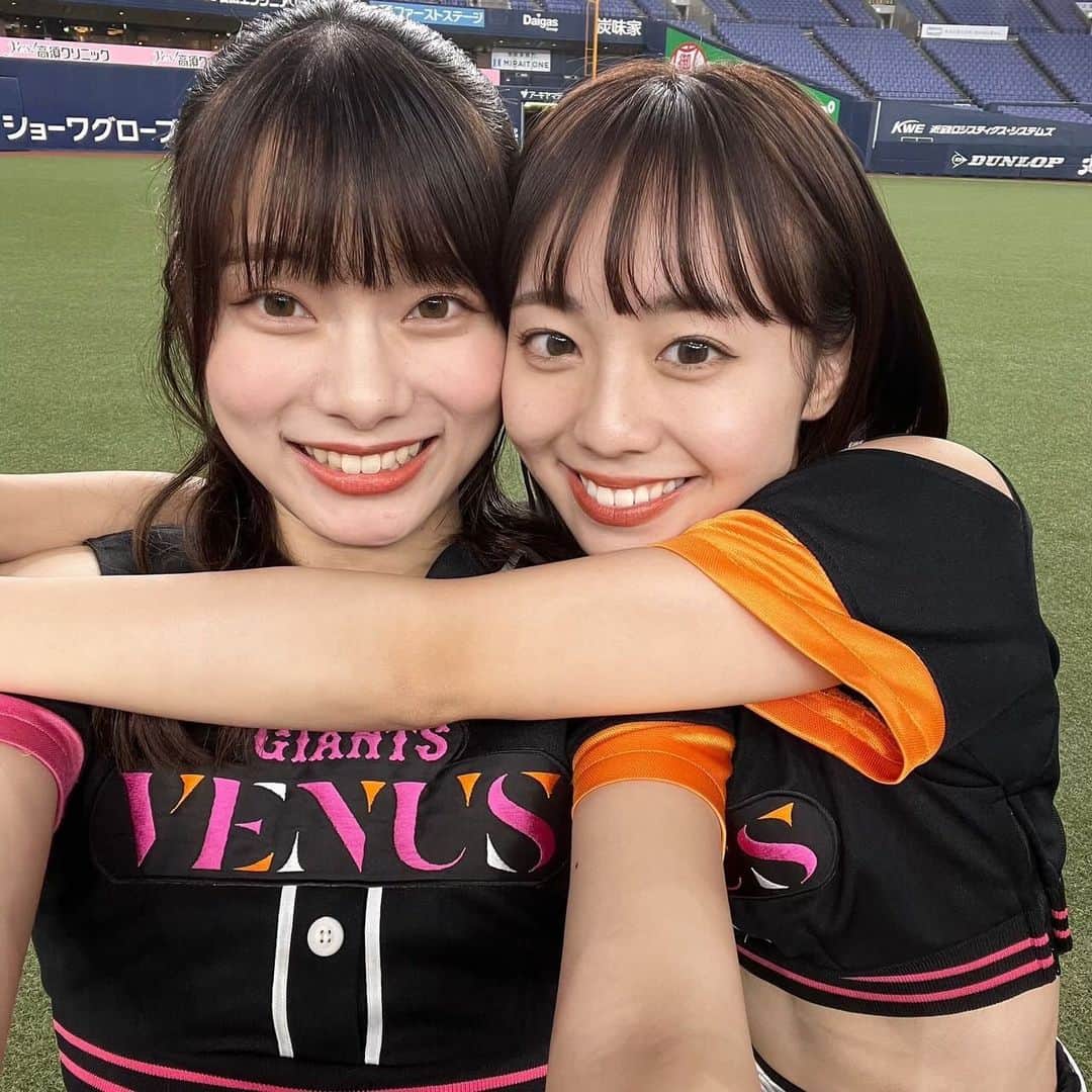 読売巨人軍公式マスコットガール「VENUS」さんのインスタグラム写真 - (読売巨人軍公式マスコットガール「VENUS」Instagram)「こんにちは！2年目の咲舞です☺︎ 個人投稿が今回で最後ということで、、、  改めてまして今シーズンもたくさんの応援本当にありがとうございました。 昨年よりも私の特技であるダンスを画面越しではありますが、たくさん届けることができた1年だったかな？と思います☺️ Winter STAGEもあと3日に迫っていますね！応援してくださった皆様に私たちVENUS全員で感謝の気持ちを込めて最後まで走り切ります！！  そしてその勢いのまま来シーズンもGIANTSを一緒に盛り上げていきましょう！🧡🖤  【1枚目】ema☺︎  【2枚目】キッズジャビット&ema☺︎ いろんなハートのポーズをしてみたよ♡  【3枚目】riko&ema 実はプライベートでも仲良しです👭  【4枚目】ema&miyuu&rin 1年間本当にありがとう♡  【5枚目】2023VENUS 2023シーズンこのメンバーで最後まで駆け抜けることができて本当に嬉しかったです🧡🖤  #高坂咲舞#村松理子#佐藤みゆう#村田凜#キッズジャビット #ジャイアンツ #giants #東京ドーム  #野球 #baseball #東京 #tokyo #ヴィーナス #チアダンス  #巨人 #venus #2023venus #チア #ダンス #奪回」12月15日 21時09分 - giants.venus