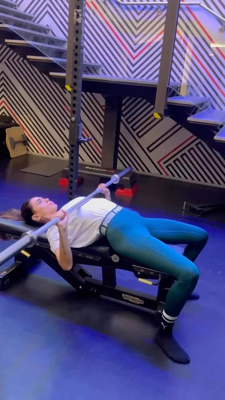 メリッサ・サッタのインスタグラム：「New challenge 💣💪🏻 #Bench press  8 rep con 15kg  5 rep con 20kg  #trainingwithmelissa」