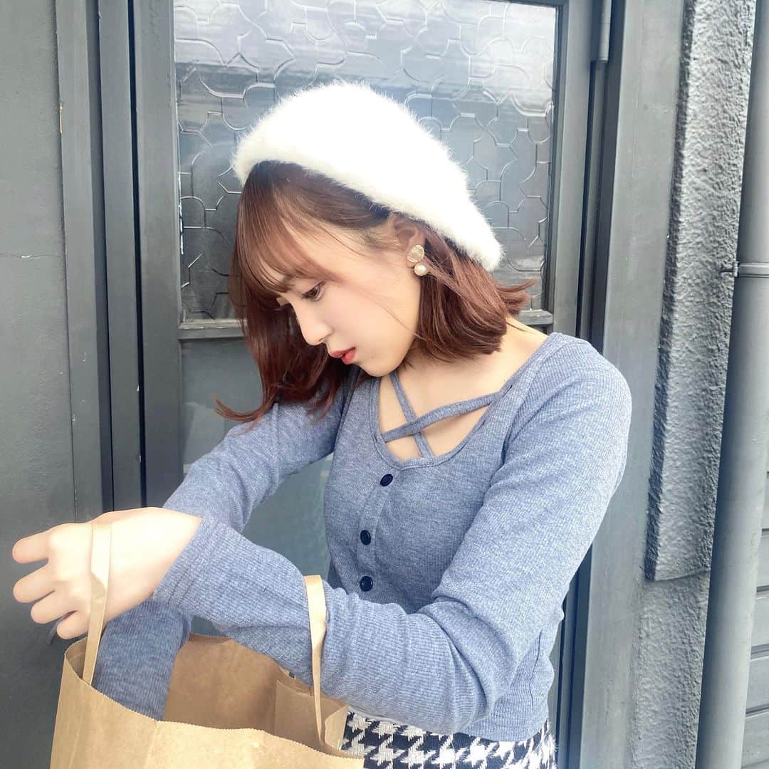 落合希来里さんのインスタグラム写真 - (落合希来里Instagram)「#きらべーかりん 活動報告🍞  那須にある “KANEL BREAD”に！！  ・クランベリーとクリームチーズ どこのパン屋さんに入っても取ってしまうシリーズ。 クランベリーが外側にはいっていたから 酸味→甘味 で美味いの計算されててびっくり。  ・カネルのクロックムッシュ ペシャメルソースとグリュエイチーズが使われていて めっっっちゃ濃厚でした|´-`) お店の名前が入ったクロックムッシュ...  「私を逃したなら君は一生後悔するわ」 想わせぶりっこ/≠ME   と言われてるかのように光っていたので 珍しく即決しちゃいました ！ お家まで我慢できなくてドライブのお供に食べちゃったよ〜  那須の方にパン屋さん沢山あるから 少し開拓できてうれしかった〜〜 ！！  #那須 #栃木 #カネルブレッド #パン活 #パンスタグラム」12月15日 21時14分 - _ochiaikirari_