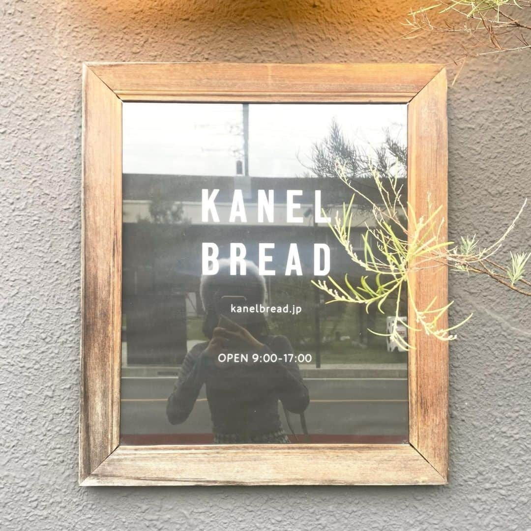 落合希来里のインスタグラム：「#きらべーかりん 活動報告🍞  那須にある “KANEL BREAD”に！！  ・クランベリーとクリームチーズ どこのパン屋さんに入っても取ってしまうシリーズ。 クランベリーが外側にはいっていたから 酸味→甘味 で美味いの計算されててびっくり。  ・カネルのクロックムッシュ ペシャメルソースとグリュエイチーズが使われていて めっっっちゃ濃厚でした|´-`) お店の名前が入ったクロックムッシュ...  「私を逃したなら君は一生後悔するわ」 想わせぶりっこ/≠ME   と言われてるかのように光っていたので 珍しく即決しちゃいました ！ お家まで我慢できなくてドライブのお供に食べちゃったよ〜  那須の方にパン屋さん沢山あるから 少し開拓できてうれしかった〜〜 ！！  #那須 #栃木 #カネルブレッド #パン活 #パンスタグラム」