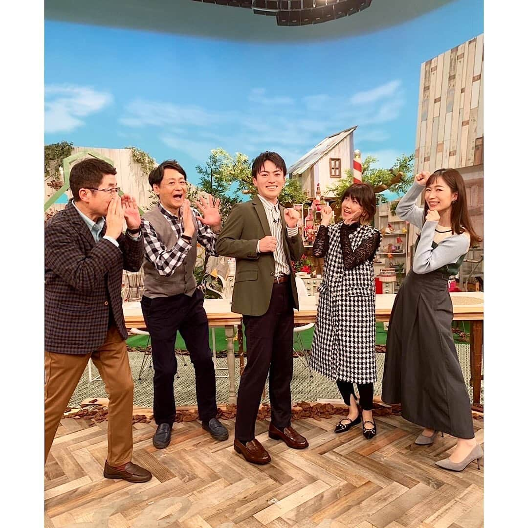 松本伊代さんのインスタグラム写真 - (松本伊代Instagram)「今日で  東海テレビ スイッチ！  私は年内最後の生放送となりました！  いつも ご一緒している 高井アナウンサーさんと 一緒にたくさん写真撮っています〜(写真)  今年もスイッチ！ 見てくださった皆様 東海地区の応援してくださった皆さま ありがとうございました😊😭  可愛いお衣装は、 @saaageboutique🩷  　 　  #東海テレビスイッチ！ #Switch！ #高井さんとレコードジャケット風。 #雑誌の表紙風。 #シルクさんと高井さん取り合う。 #いつも差し入れ🍱ありがとう。 #高井一 #速水里彩 #鈴木翔太 #吉田ジョージ #シルク #松本伊代」12月15日 21時14分 - iyo14_official