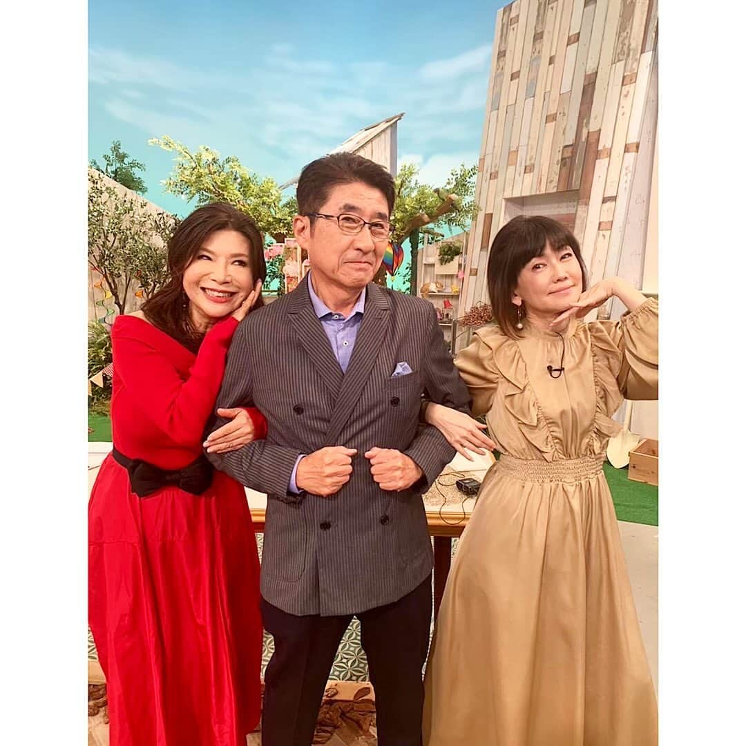 松本伊代さんのインスタグラム写真 - (松本伊代Instagram)「今日で  東海テレビ スイッチ！  私は年内最後の生放送となりました！  いつも ご一緒している 高井アナウンサーさんと 一緒にたくさん写真撮っています〜(写真)  今年もスイッチ！ 見てくださった皆様 東海地区の応援してくださった皆さま ありがとうございました😊😭  可愛いお衣装は、 @saaageboutique🩷  　 　  #東海テレビスイッチ！ #Switch！ #高井さんとレコードジャケット風。 #雑誌の表紙風。 #シルクさんと高井さん取り合う。 #いつも差し入れ🍱ありがとう。 #高井一 #速水里彩 #鈴木翔太 #吉田ジョージ #シルク #松本伊代」12月15日 21時14分 - iyo14_official