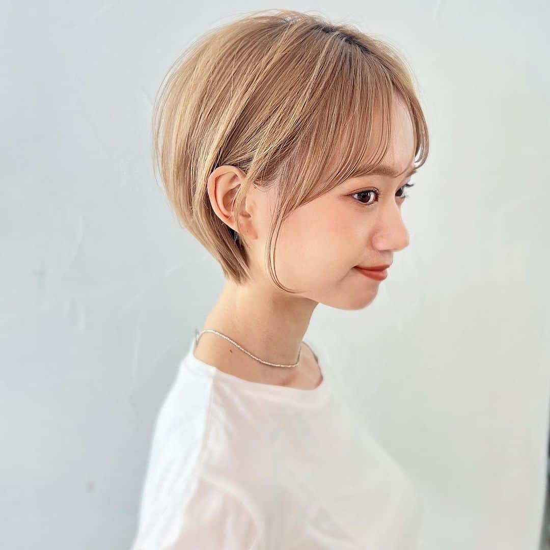 北川 貴憲のインスタグラム：「必ず可愛くできます✨ ミニショート✂︎ 今まで一度も良い感じに なった事がない！！ 人生初ショート✂︎✂︎✂︎  襟足すっきり。女性らしい丸み、ピタッと収まるシャープな アウトラインがより後頭部の丸さを ひきたたす。 もみれ毛が可愛い^ ^ レザー、スライドカットで作る✂︎ 削りショート✂︎  小顔ショート✨ ミニショート✨ 羽バング^ ^ ショートカットは似合せカットが とても大切✨^ ^  必ずあなたに似合うショート 作ります^ ^ コントラストをつけるための骨格に合わせた質感調整が大切^ ^  北川　貴憲　TAKAに お任せ下さい👍  ショートヘア、ボブは似合う長さと バランス柔らかい質感が大事✨ あなたにあった独自のプロセスで かならずなりたいにかえます😊  🌟小顔になれる前髪、顔まわりのカット 🌟収まりの良い綺麗な丸みのあるシルエット 🌟コントラストができるカット 🌟首が綺麗に見える襟足 ご予約は、お早めに😉✨  @takanori.kitagawa #hair#大人ショート#新宿美容師#ハンサムショート#オレンジメイク#ショートスタイル#ミニーショート＃ボブ#mie#tokyo#新宿#美容室#ALBUM#ショートヘアアレンジ#北川スタイル#ショート#丸みショート#丸みショートボブ#耳かけショート #ベージュ#ショートボブ#似合わせショート#ショートヘア  #ミルクティーカラー#マッシュショート#もみれ毛#くびれショート #くびれショートヘア#くびれショートボブ」