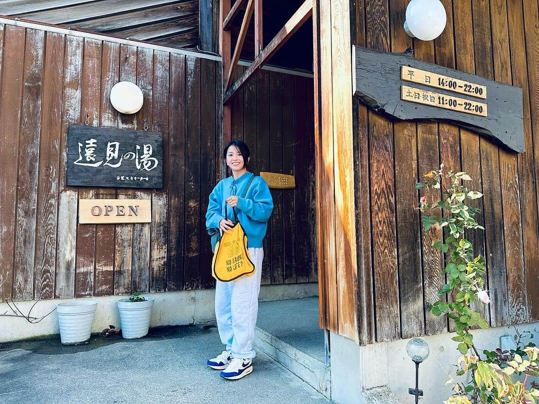 山崎桃子のインスタグラム：「風呂日記♨️旅行編  “遠見乃湯”  長野県下高井郡山ノ内町夜間瀬6995  営業時間(休日)11:00〜22:00 (家族風呂は12:00〜)  日帰り入浴¥600 家族風呂¥2,500  絶景の広い露天風呂がひとつに 洗い場のみのお風呂なんだけど とにかく絶景でそれだけで満足😇 雪景色の中に入る露天風呂は最高です。 貸切風呂もあるみたいで気になった！  この辺りに来たら是非寄ってほしい♨️  #長野温泉  #湯めぐり  #遠見乃湯  #絶景露天風呂  #風呂日記」