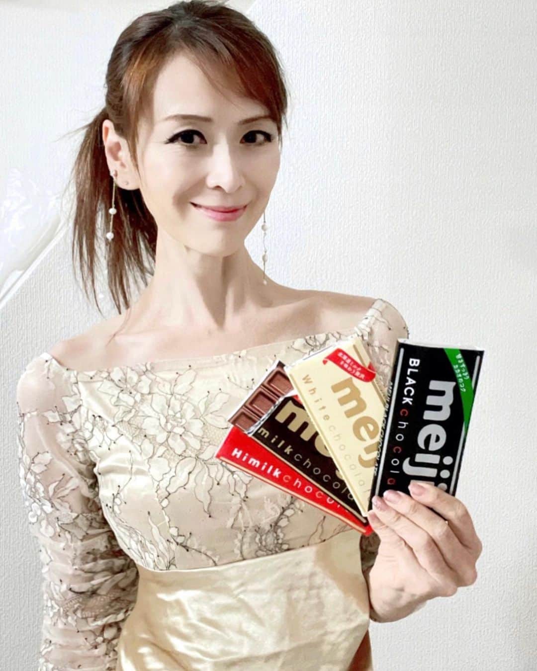 里井真由美さんのインスタグラム写真 - (里井真由美Instagram)「🎵チョコレートは、め・い・じ♥️🎵  ⭕️12月23日(土)夜6:30～テレビ朝日系列 「令和・平成・昭和お菓子ランキング」が放送されますよー  長年愛され続ける「meiji ミルクチョコレート」、「アポロ」「カール」「きのこの山」「たけのこの里」etc...   色々出るといいな🍫 たのしみ♡  。。。  画像は公式サイトからもお借りしています チョコレートは自分で買っていますよ〜♡  。。。  #チョコレート検定プロフェッショナル　#PR #チョコレートは明治 #チョコレート検定 #里井真由美 #チョコレート#フードジャーナリスト里井真由美  #japanese #chocolate #ショコラ#ミルクチョコレート#ハイミルク#ビターチョコレート #japanesegirl #japan #meiji #美肌ケア #美白ケア #ヘアアレンジ #テレビ朝日」12月15日 21時18分 - mayumi.satoi