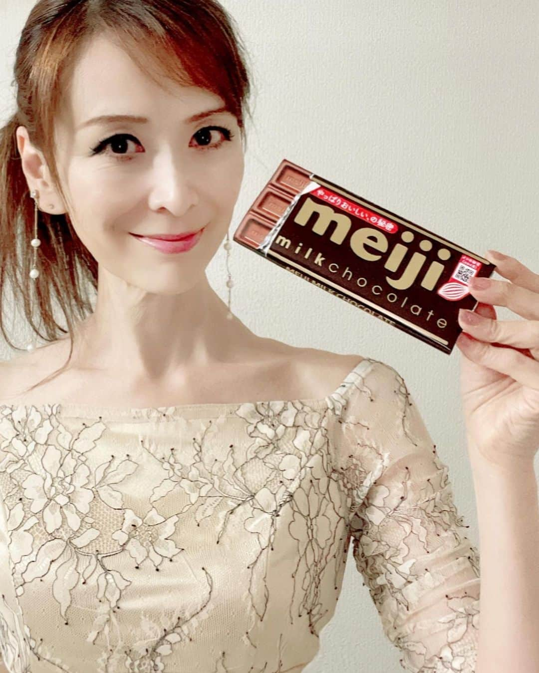 里井真由美さんのインスタグラム写真 - (里井真由美Instagram)「🎵チョコレートは、め・い・じ♥️🎵  ⭕️12月23日(土)夜6:30～テレビ朝日系列 「令和・平成・昭和お菓子ランキング」が放送されますよー  長年愛され続ける「meiji ミルクチョコレート」、「アポロ」「カール」「きのこの山」「たけのこの里」etc...   色々出るといいな🍫 たのしみ♡  。。。  画像は公式サイトからもお借りしています チョコレートは自分で買っていますよ〜♡  。。。  #チョコレート検定プロフェッショナル　#PR #チョコレートは明治 #チョコレート検定 #里井真由美 #チョコレート#フードジャーナリスト里井真由美  #japanese #chocolate #ショコラ#ミルクチョコレート#ハイミルク#ビターチョコレート #japanesegirl #japan #meiji #美肌ケア #美白ケア #ヘアアレンジ #テレビ朝日」12月15日 21時18分 - mayumi.satoi