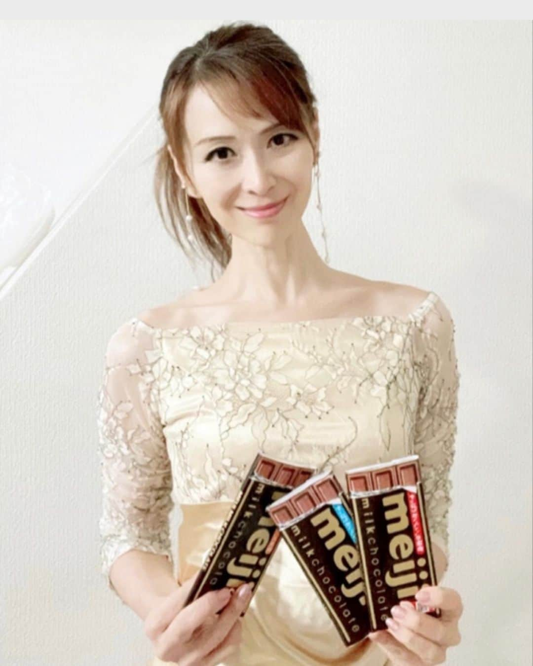 里井真由美のインスタグラム：「🎵チョコレートは、め・い・じ♥️🎵  ⭕️12月23日(土)夜6:30～テレビ朝日系列 「令和・平成・昭和お菓子ランキング」が放送されますよー  長年愛され続ける「meiji ミルクチョコレート」、「アポロ」「カール」「きのこの山」「たけのこの里」etc...   色々出るといいな🍫 たのしみ♡  。。。  画像は公式サイトからもお借りしています チョコレートは自分で買っていますよ〜♡  。。。  #チョコレート検定プロフェッショナル　#PR #チョコレートは明治 #チョコレート検定 #里井真由美 #チョコレート#フードジャーナリスト里井真由美  #japanese #chocolate #ショコラ#ミルクチョコレート#ハイミルク#ビターチョコレート #japanesegirl #japan #meiji #美肌ケア #美白ケア #ヘアアレンジ #テレビ朝日」