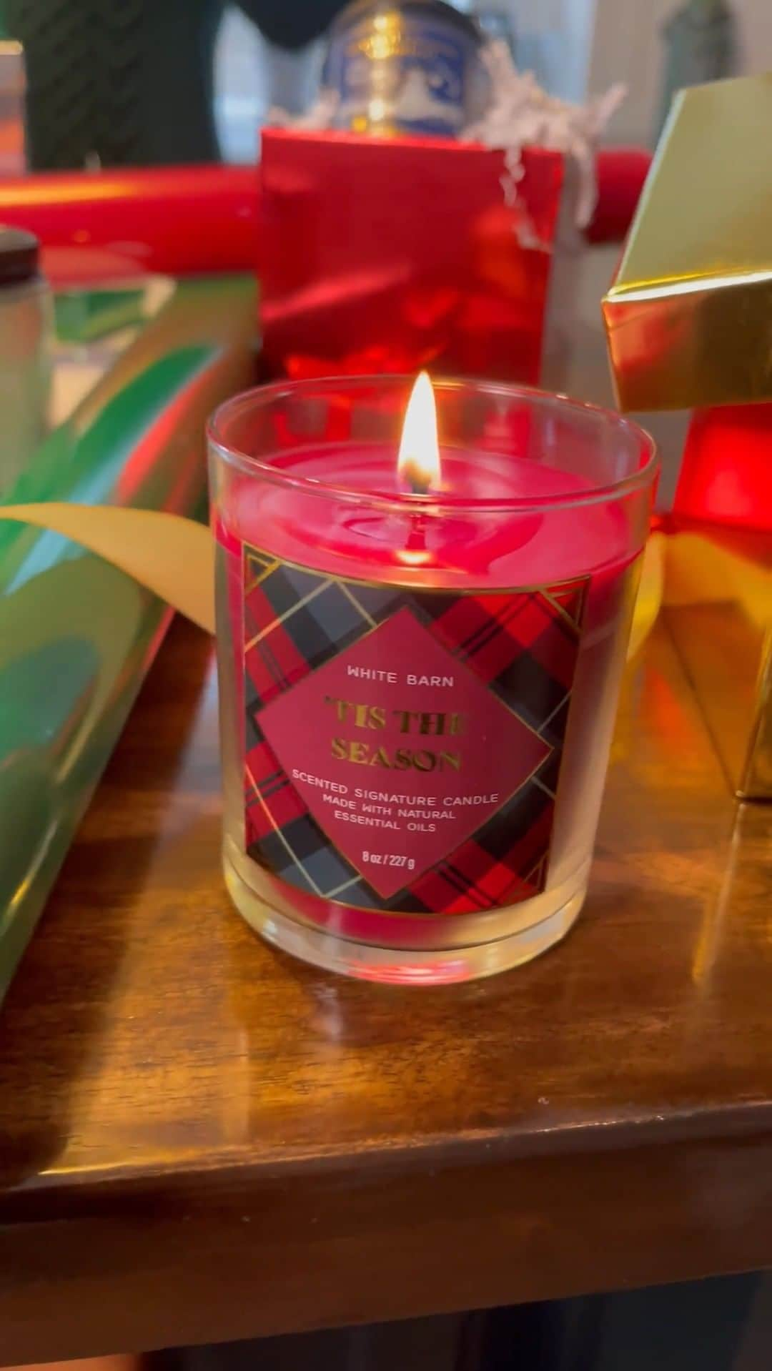 Bath & Body Worksのインスタグラム：「‼️ $5.95 ALL SINGLE WICK CANDLES ARE HAPPENING TODAY ONLY (DEC 15) — IN STORES 🛍️ + ONLINE 💻 ‼️ Wrap up your gifting with holiday scents for everyone! 🕯️🎁」