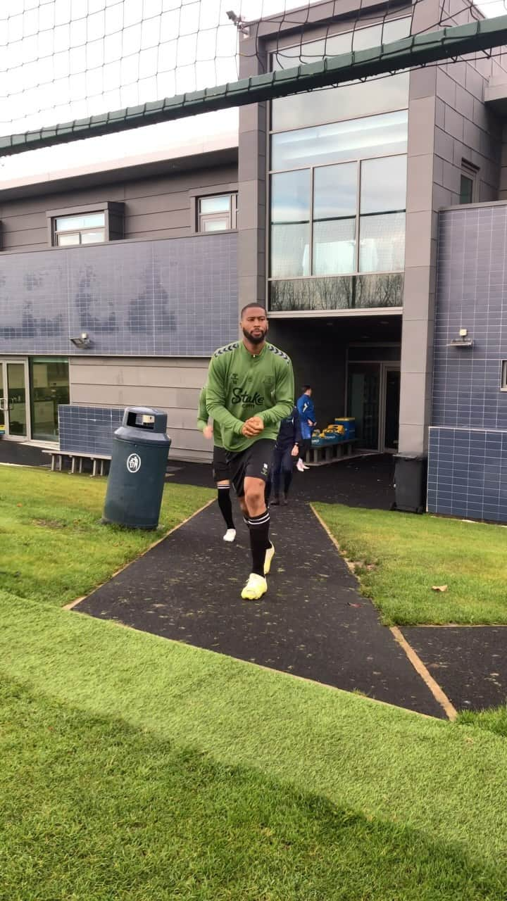 エヴァートンFCのインスタグラム：「Training time 💪」