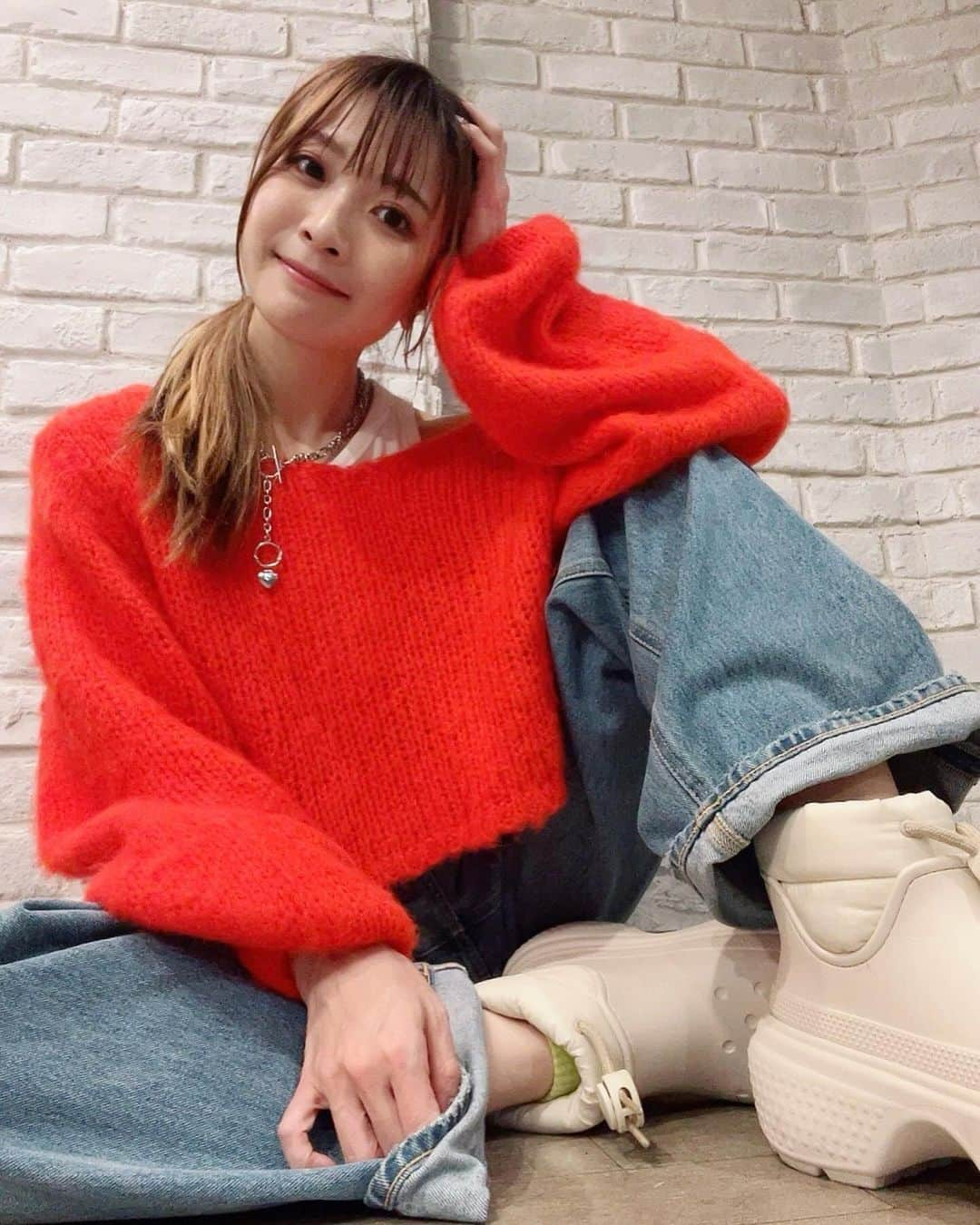 May’nさんのインスタグラム写真 - (May’nInstagram)「今日の私服🧶 赤いニットが着たくなる季節🎅❤️  カラフルニット大好きだけど、 何気に赤ニット初めてかな？珍しいかもしれないー！ 今季買ったやつ🧶  足元は　クロックス @crocsjp さまから いただいたブーツ。うわーい！！！ 中はモコモコで楽チンで、ボリュームあるからソール見せるコーデもめちゃくちゃ可愛くて履きまくってる👢 かわいいブーツで雨雪を気にしなくていいのも最高ー！  #Mayn #私服 #冬コーデ」12月15日 21時30分 - mayn1021