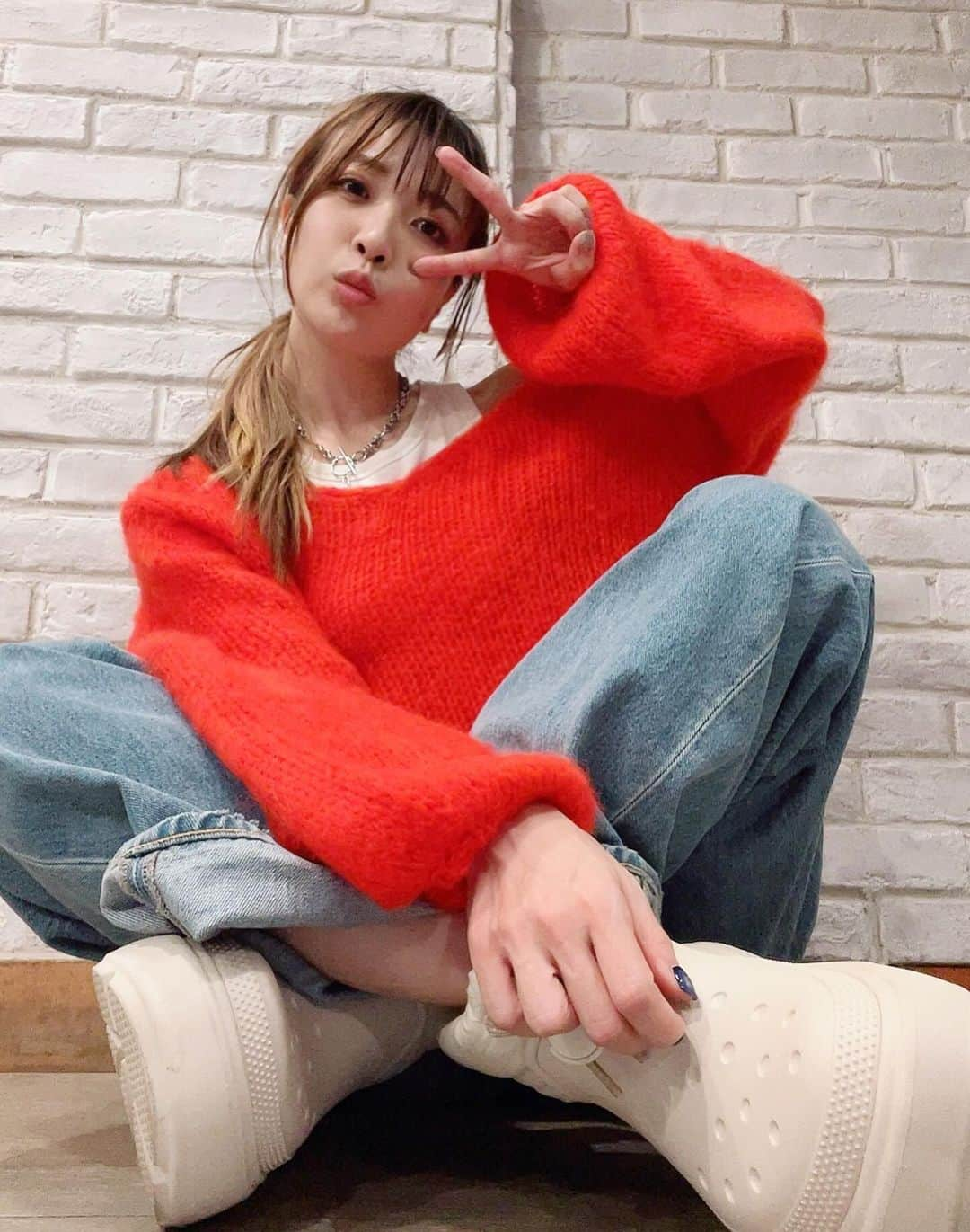 May’nさんのインスタグラム写真 - (May’nInstagram)「今日の私服🧶 赤いニットが着たくなる季節🎅❤️  カラフルニット大好きだけど、 何気に赤ニット初めてかな？珍しいかもしれないー！ 今季買ったやつ🧶  足元は　クロックス @crocsjp さまから いただいたブーツ。うわーい！！！ 中はモコモコで楽チンで、ボリュームあるからソール見せるコーデもめちゃくちゃ可愛くて履きまくってる👢 かわいいブーツで雨雪を気にしなくていいのも最高ー！  #Mayn #私服 #冬コーデ」12月15日 21時30分 - mayn1021