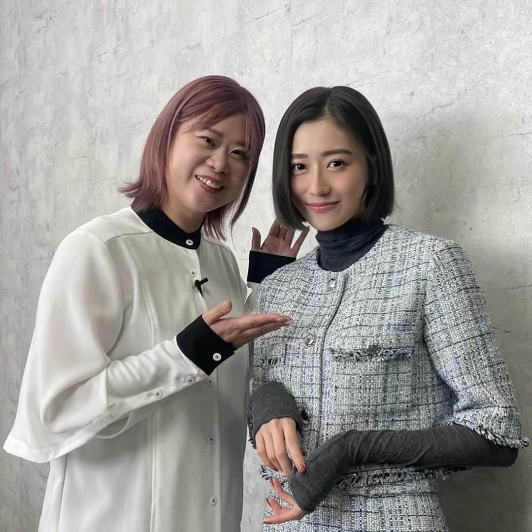 守屋茜さんのインスタグラム写真 - (守屋茜Instagram)「⁡ YouTube2本目はなんと♡ Georgeさんとの初コラボでMake企画です、、、！⟡꙳ 私の方のチャンネルでは、韓国メイクにもお詳しいGeorgeさんにイドゥナ！でお馴染み、スジちゃんになりたい願望を叶えて頂きました🙈🙈💋 Georgeさんのチャンネルでは年間ベスコスメイクです👍🏻  ちなみに私は即買いしました🫠🫠 これは欲しい情報盛り沢山ですよね🫣 気になったら、是非YouTube観て下さると嬉しいです。 2枚目のまつ毛のくりーん具合伝わるかなぁ👀 竹串と技術に感服でした😭✨✨ #akanensstyle  #ジョージのメイクルーム #youtube #守屋茜 #ベストコスメ2023 #韓国メイク #イドゥナ」12月15日 21時25分 - akane.moriya_official