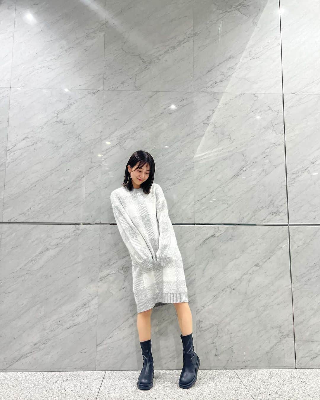 篠崎彩奈のインスタグラム：「ニットワンピース一枚でサラッと着れて可愛い🧶♡  @nostalgia_jp  #ニットワンピース #ootd #私服 #なんコーデ」