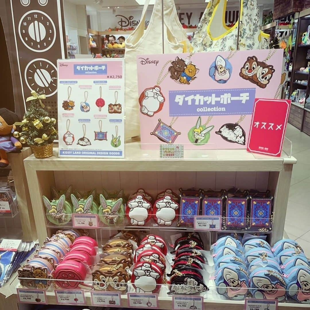 KIDDY LAND officialのインスタグラム：「#ディズニーアベニュー東京駅店 からお知らせ♡ 明日から発売のダイカットポーチ売り場です♪ クリスマスのGIFTにオススメです。  各 2,570円  #disney #ディズニー #kiddyland #キデイランド #ティンカーベル #tinkerbell  #ベイマックス #bighero6  #おしゃれキャット #thearistocats  #ベルリオーズとトゥルーズ  #アラジン #aladdin  #魔法のじゅうたん  #ズートピア #zootopia  #ふしぎの国のアリス #youngoyster #ベビーオイスター  #チップとデール  #chipanddale  #101 #101匹わんちゃん」