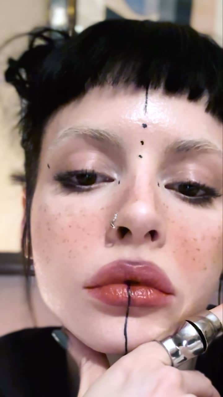 シャーロット・ケンプ・ミュールのインスタグラム：「💅🖥️🧠」