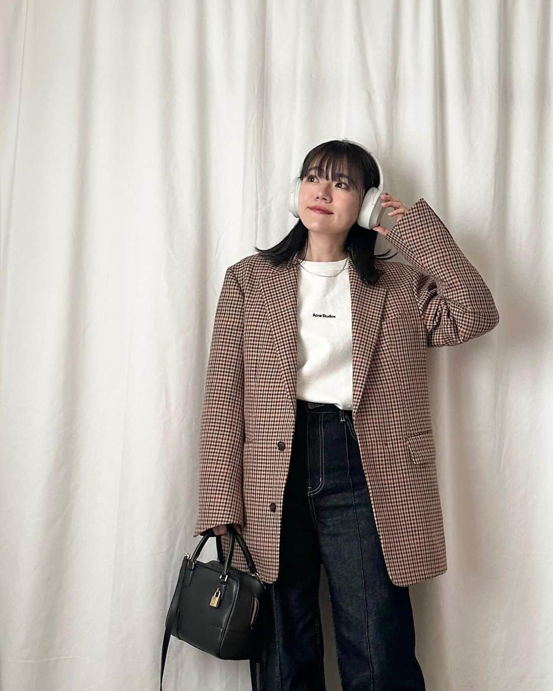 かほこ。さんのインスタグラム写真 - (かほこ。Instagram)「ㅤㅤㅤㅤㅤㅤㅤㅤㅤㅤㅤㅤㅤ ㅤㅤㅤㅤㅤㅤㅤㅤㅤㅤㅤㅤㅤ jacket : #estnation sweatshirt : #acnestudios denim : #formeque bag : #loewe sneakers : #newbalance ㅤㅤㅤㅤㅤㅤㅤㅤㅤㅤㅤㅤㅤ スウェット×セミワイドのデニムのメンズライクなコーデを、 ジャケットとミニバッグで大人めに。 ㅤㅤㅤㅤㅤㅤㅤㅤㅤㅤㅤㅤㅤ ジャケットもスウェットもメンズのものです。 今年はジャケットばっかり着てる🫰🏻 ㅤㅤㅤㅤㅤㅤㅤㅤㅤㅤㅤㅤㅤ #kaho_fashion」12月15日 21時37分 - xxokohakxx