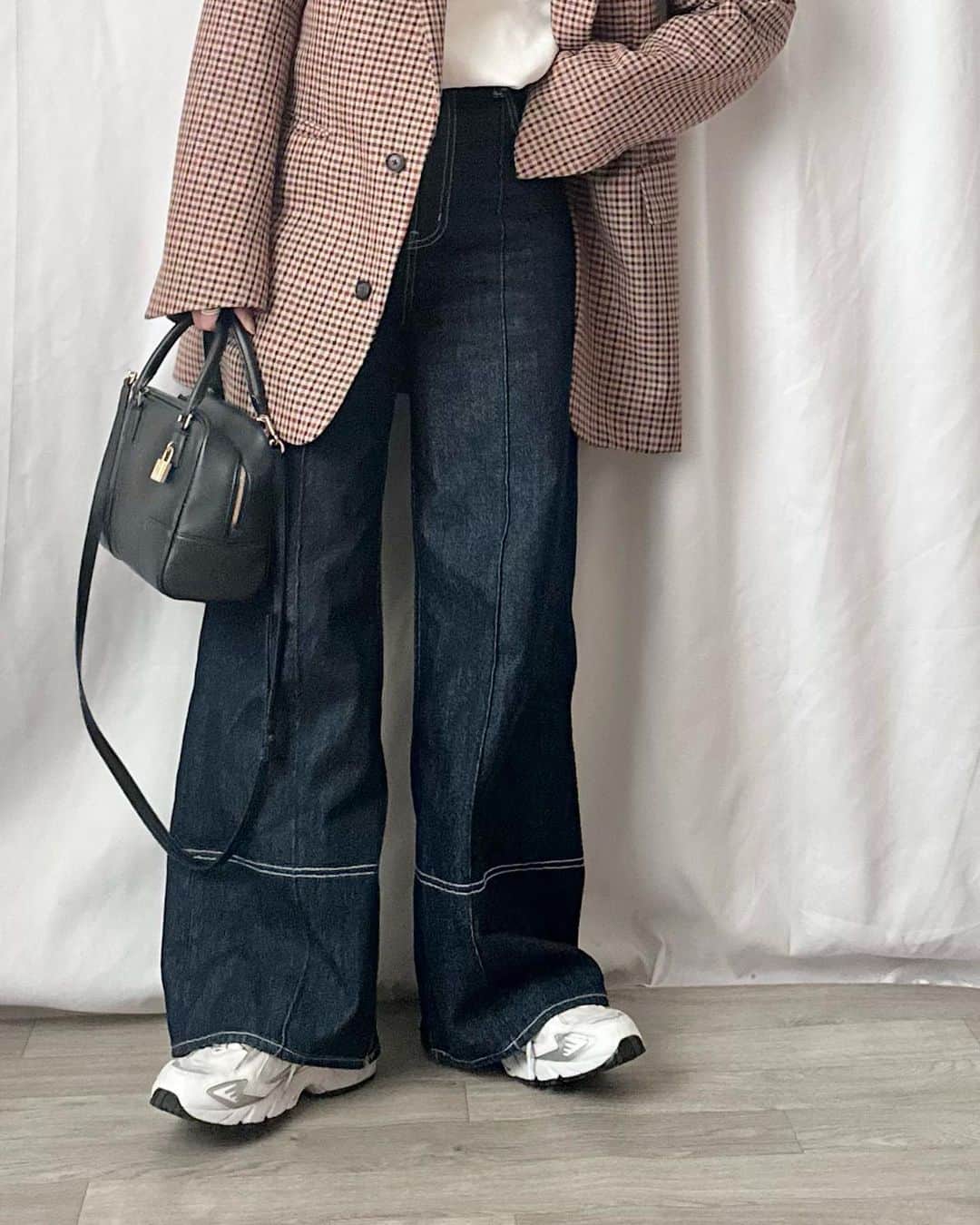 かほこ。さんのインスタグラム写真 - (かほこ。Instagram)「ㅤㅤㅤㅤㅤㅤㅤㅤㅤㅤㅤㅤㅤ ㅤㅤㅤㅤㅤㅤㅤㅤㅤㅤㅤㅤㅤ jacket : #estnation sweatshirt : #acnestudios denim : #formeque bag : #loewe sneakers : #newbalance ㅤㅤㅤㅤㅤㅤㅤㅤㅤㅤㅤㅤㅤ スウェット×セミワイドのデニムのメンズライクなコーデを、 ジャケットとミニバッグで大人めに。 ㅤㅤㅤㅤㅤㅤㅤㅤㅤㅤㅤㅤㅤ ジャケットもスウェットもメンズのものです。 今年はジャケットばっかり着てる🫰🏻 ㅤㅤㅤㅤㅤㅤㅤㅤㅤㅤㅤㅤㅤ #kaho_fashion」12月15日 21時37分 - xxokohakxx