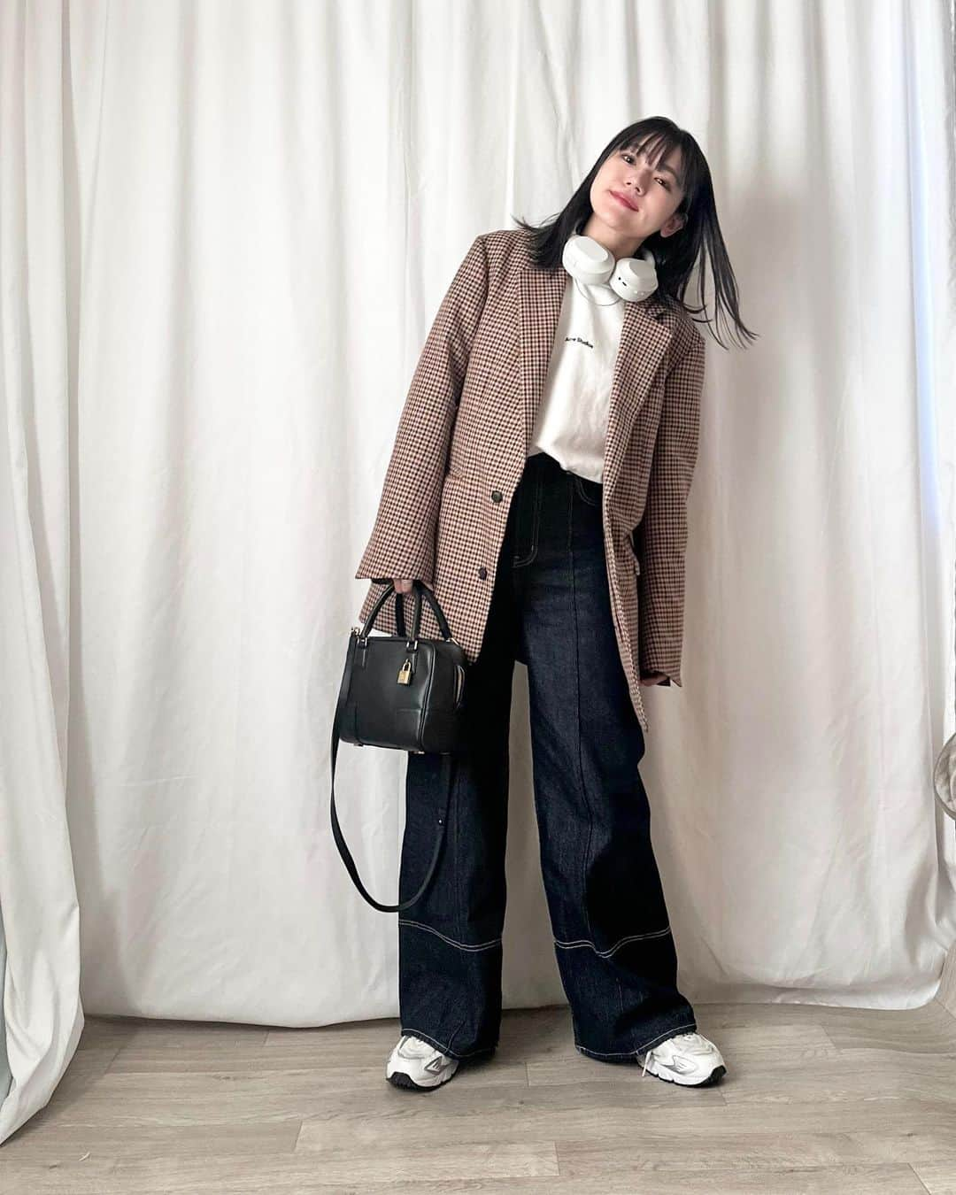 かほこ。のインスタグラム：「ㅤㅤㅤㅤㅤㅤㅤㅤㅤㅤㅤㅤㅤ ㅤㅤㅤㅤㅤㅤㅤㅤㅤㅤㅤㅤㅤ jacket : #estnation sweatshirt : #acnestudios denim : #formeque bag : #loewe sneakers : #newbalance ㅤㅤㅤㅤㅤㅤㅤㅤㅤㅤㅤㅤㅤ スウェット×セミワイドのデニムのメンズライクなコーデを、 ジャケットとミニバッグで大人めに。 ㅤㅤㅤㅤㅤㅤㅤㅤㅤㅤㅤㅤㅤ ジャケットもスウェットもメンズのものです。 今年はジャケットばっかり着てる🫰🏻 ㅤㅤㅤㅤㅤㅤㅤㅤㅤㅤㅤㅤㅤ #kaho_fashion」