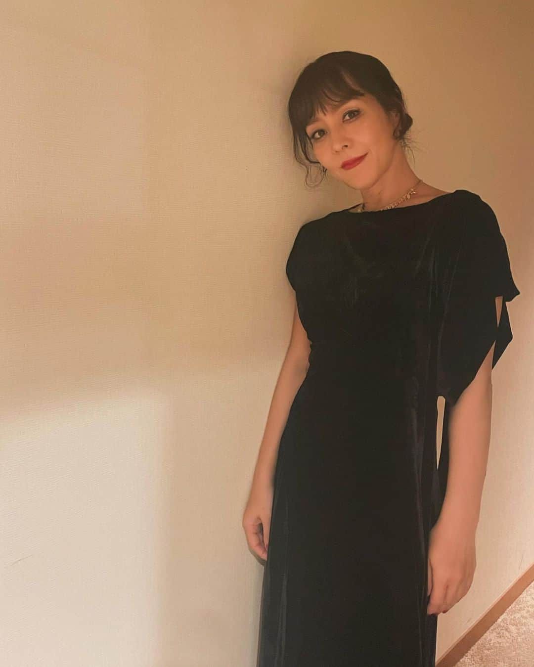 akikoさんのインスタグラム写真 - (akikoInstagram)「明日から年末まで、素敵な場所でのイベントが目白押しです。  まず明日16日は、久しぶりの大阪でのエクスクルーシブなイベント。ESC CLUBは会員制ですが、明日はどなたでもご入場いただけます。  翌17日は愛媛県砥部のTOBEオーベルジュリゾートにて、毎年恒例のクリスマスライブ。このオーベルジュが本当に大好きなので、今年も伺えて幸せ。  そして来週のクリスマス。 24日がパーク ハイアット 東京でのクリスマスディナーショー。残り3席のみです。  そして、翌25日はプリンスギャラリー東京紀尾井町でのクリスマスライブ。こちらが私の今年の歌い納めです。 プリンスギャラリーでのライブは毎年、自分にとっても一年のご褒美のような時間になっています。ゆったりとリラックスしたムードの中、美しい夜景とお酒を楽しんで✨  どのライブもおすすめです。みなさま、是非いらして下さい。詳しくは、オフィシャルサイトにて。 https://www.akiko-jazz.com/latest-info」12月15日 21時37分 - akikojazz