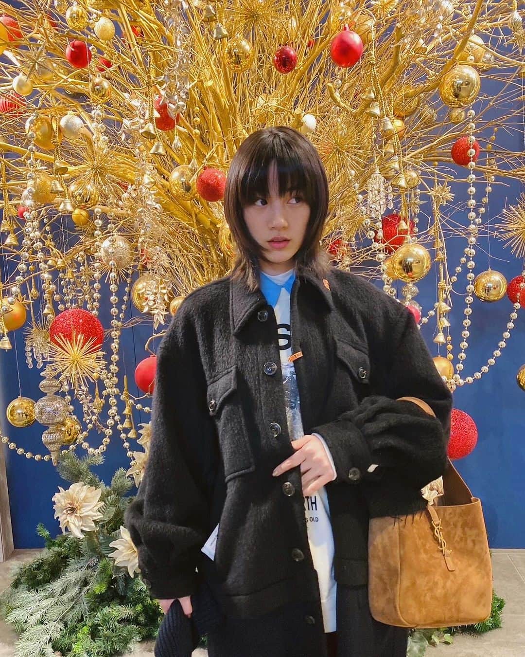 のん（能年玲奈）のインスタグラム：「髪を切りました。 街はどこもかしこもクリスマス🎄」