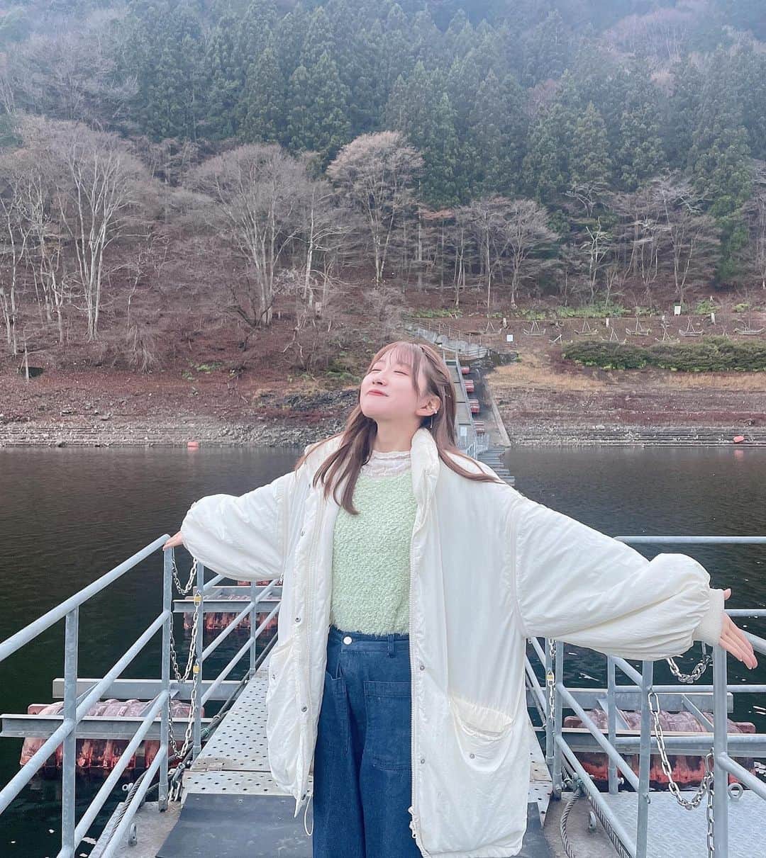 葵井るきさんのインスタグラム写真 - (葵井るきInstagram)「自然浴びた日🌿 奥多摩行ったよ〜〜〜🚗 定期的に自然浴びてリフレッシュするの大事！  この日はゆるだぼコーデ〜🍃👖  #奥多摩 #奥多摩湖 #奥多摩湖ドライブ #ドライブ #instalike #instagood #fashion #ootd #instagood #instalike #followme」12月15日 21時42分 - ruuki_gram_