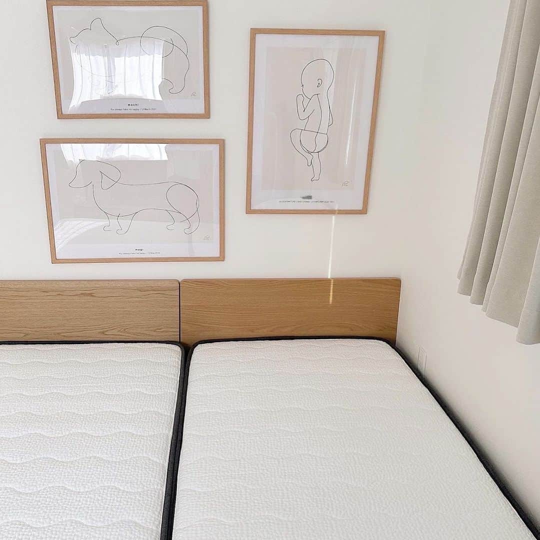 chocoさんのインスタグラム写真 - (chocoInstagram)「** ㅤㅤㅤㅤㅤㅤㅤㅤㅤㅤㅤㅤㅤ 家族が増えたので寝室改造🛌ˎˊ˗ ㅤㅤㅤㅤㅤㅤㅤㅤㅤㅤㅤ ㅤㅤㅤㅤㅤㅤㅤㅤㅤㅤㅤㅤㅤ マットレスはずっと気になっていた @nell_mattress のものに♡ ㅤㅤㅤㅤㅤㅤㅤㅤㅤㅤㅤㅤㅤㅤㅤㅤㅤㅤㅤㅤㅤㅤㅤㅤㅤㅤㅤㅤㅤㅤㅤㅤㅤㅤㅤㅤㅤㅤ わたしは腰痛持ちなんだけどこのマットレスは 寝返りをサポートしてくれるみたいだし 赤ちゃんがいるとどうしても細切れ睡眠だから 睡眠の質を上げたくて🥹  もう少し使ってみてまた感想載せます🤝🤍  ㅤㅤㅤㅤㅤㅤㅤㅤㅤㅤㅤㅤㅤ 娘も気に入ったみたいで絵本持ってきて読んでた😂❤️ ㅤㅤㅤㅤㅤㅤㅤㅤㅤㅤㅤㅤㅤ息子はベッドインベッドで一緒に寝てます💡 ㅤㅤㅤㅤㅤㅤㅤㅤㅤㅤㅤㅤㅤ ㅤㅤㅤㅤㅤㅤㅤㅤㅤㅤㅤㅤㅤ マットレス全サイズに使えるクーポンコード ぜひ使ってください♡ ㅤㅤㅤㅤㅤㅤㅤㅤㅤㅤㅤㅤㅤ コード ▷▷ " choco " ㅤㅤㅤㅤㅤㅤㅤㅤㅤㅤㅤㅤㅤㅤㅤㅤㅤㅤㅤㅤㅤㅤㅤㅤ ㅤㅤㅤㅤㅤㅤㅤㅤㅤㅤㅤㅤㅤ #PR#NELL#NELLマットレス#ネル#ネルマットレス#寝室#寝室事情#赤ちゃんのいる生活#赤ちゃんのいる暮らし」12月15日 21時43分 - choco__24_