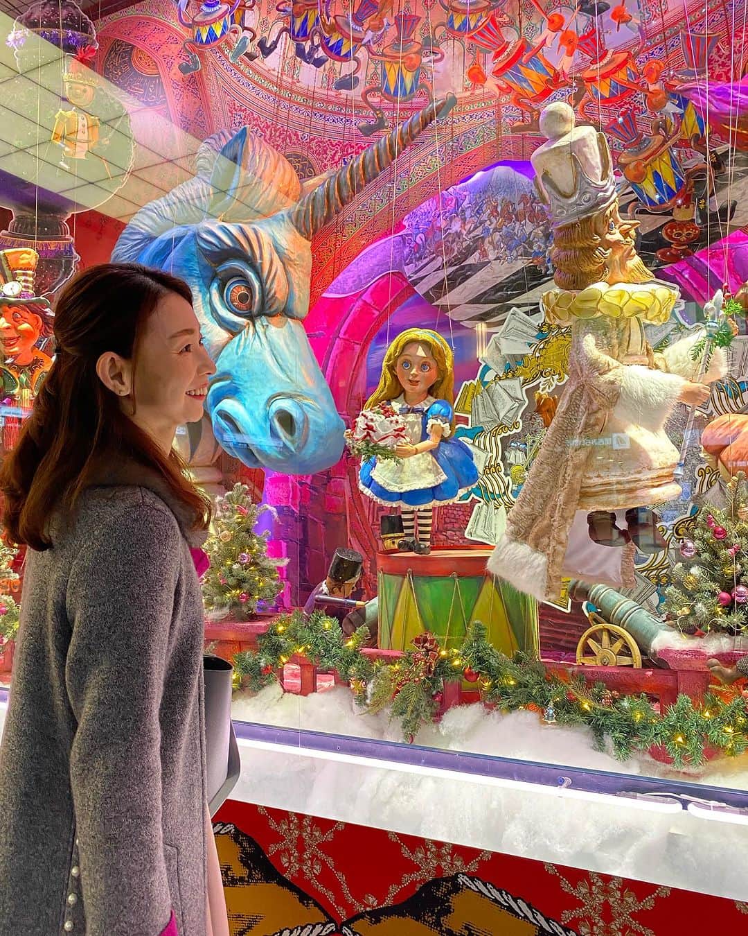 荒生暁子さんのインスタグラム写真 - (荒生暁子Instagram)「大阪出張で、 お仕事の前に 阪急百貨店のショーウインドーに 寄り道。  不思議の国のアリス ではなくて、 鏡の国のアリス  ハンプティーダンプティや いろんな魔女が出てくる。 子供の頃から好きだった世界。  催事場では クリスマスグッズやスイーツ。 ぎゅうぎゅうに並ぶ シュタイフのテディベア🧸 微妙に顔が違います。 エリザベス2世の記念品も。  都会の迫力ある品揃えに エネルギーを貰って お仕事遂行。 クリスマスシーズン あと10日楽しみましょう♪ #クリスマスマーケット  #阪急百貨店  #阪急百貨店クリスマスディスプレイ 同じ写真がなぜか3枚😱」12月15日 21時57分 - akikoarao0904