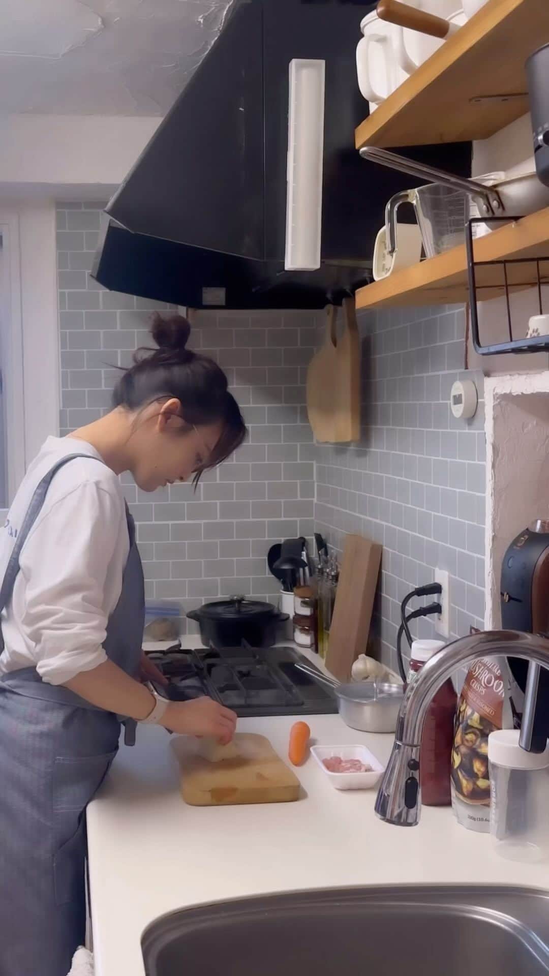 谷川奈々穂のインスタグラム：「オムライス作るだけの動画🍅🍳🍚 お料理頑張りたいって思ってはいるの （ケチャップお絵描き撮るの忘れたﾌﾌ）」