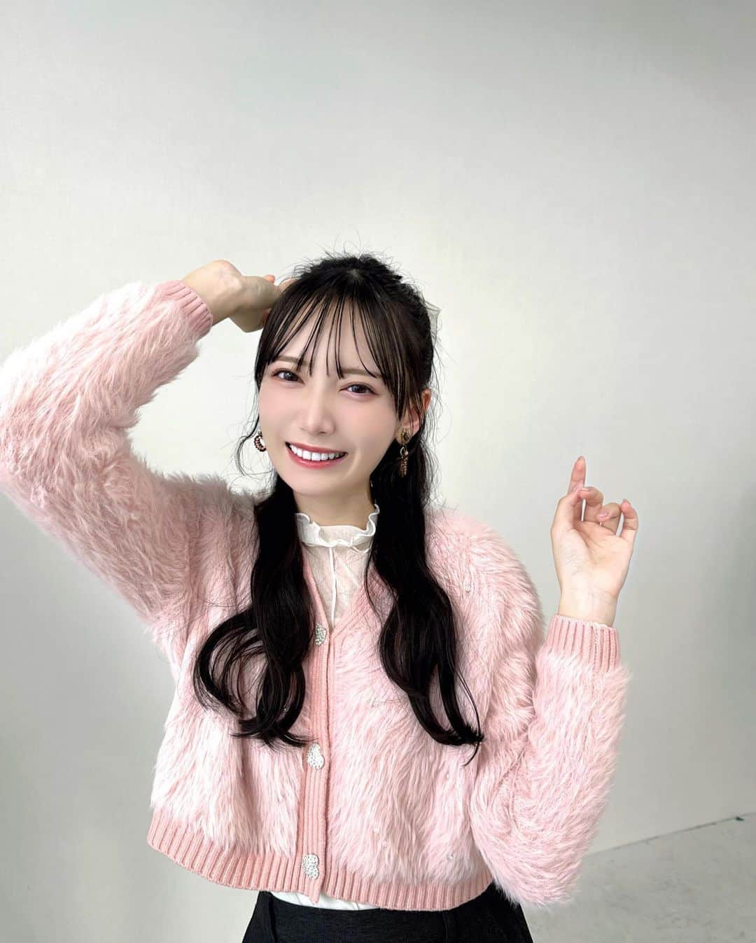 鈴木瞳美さんのインスタグラム写真 - (鈴木瞳美Instagram)「❤︎  本日発売＂S Cawaii! 2024年2月号＂に 掲載していただいてます💭💕  かわいくお洒落に撮影していただきました❤︎ 3人からのクイズもあるよ〜！！  ぜひチェックお願いします☁️ﾞ」12月15日 21時50分 - suzuki_hitomi__