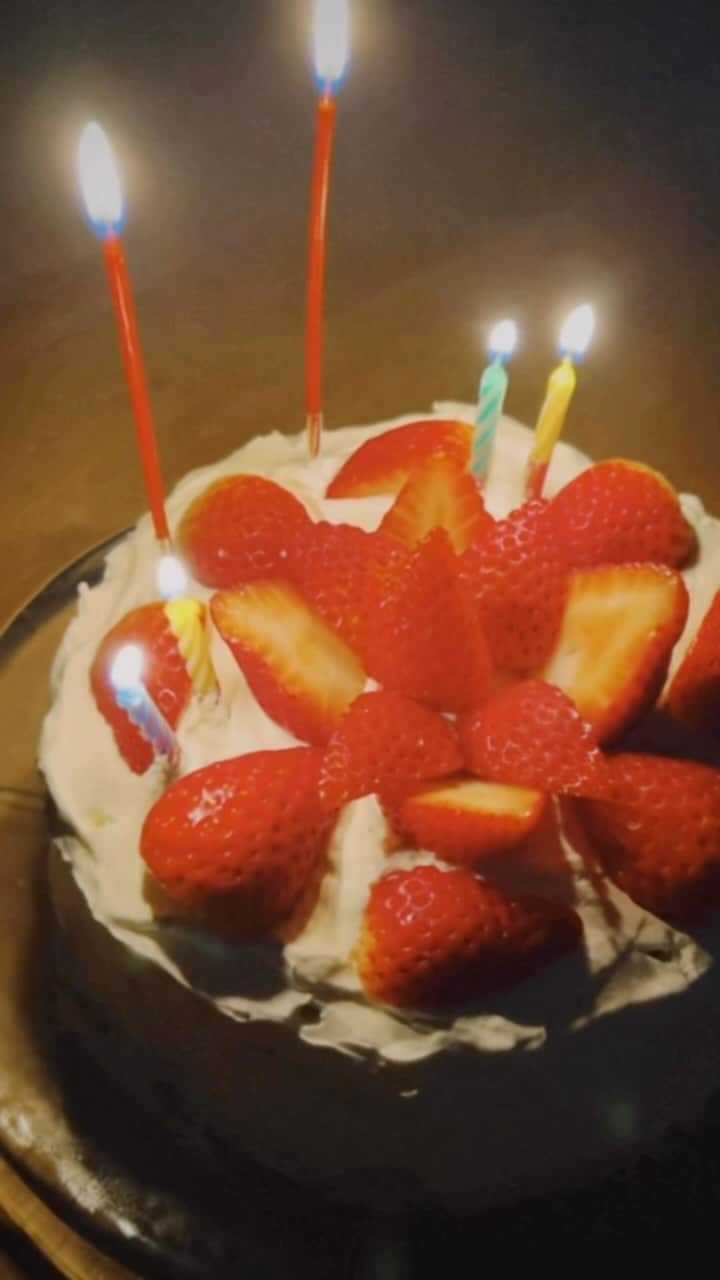 平井美葉のインスタグラム：「🎂  少し前にお家で誕生日パーティーしたよ。 ショートケーキはお母さんが作ってくれるやつがいちばん好き。  #beyooooonds  #birthdaycake」