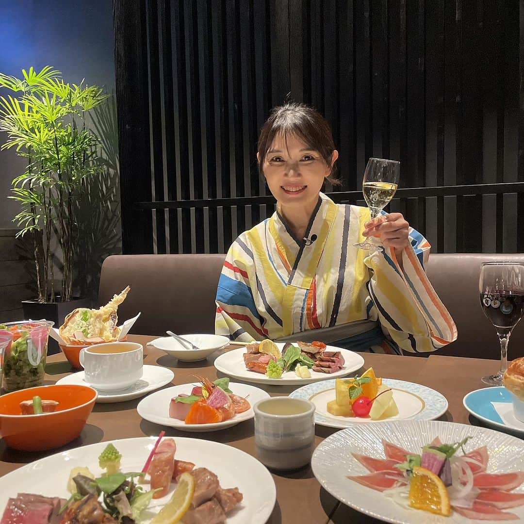 小池祥絵のインスタグラム：「今日の中継はtaoya那須塩原から。 食べ物も飲み物もアルコールもアイスキャンディーも全部食べ放題飲み放題のオールインクルーシブのお宿。 ライブキッチンで提供される薪で焼いたグリル料理などお料理が美味しい😋 隠れ家をコンセプトにしたホテルはシックでお洒落✨ 塩原温泉の展望露天風呂が眺めもお湯も気持ちいい♨️ などおすすめポイントがたくさんありますが、私の一押しポイントは 湯上がりラウンジ→スーパードライ、レストラン→マルエフ、ラウンジ→ペールエールと場所によって生ビールサーバーの銘柄が違う事🍺 とりあえず全種類制覇してきました😆 お仕事です♪ #taoya那須塩原  #オールインクルーシブ  #とちぎテレビ #中継街角ライブ  #生中継」