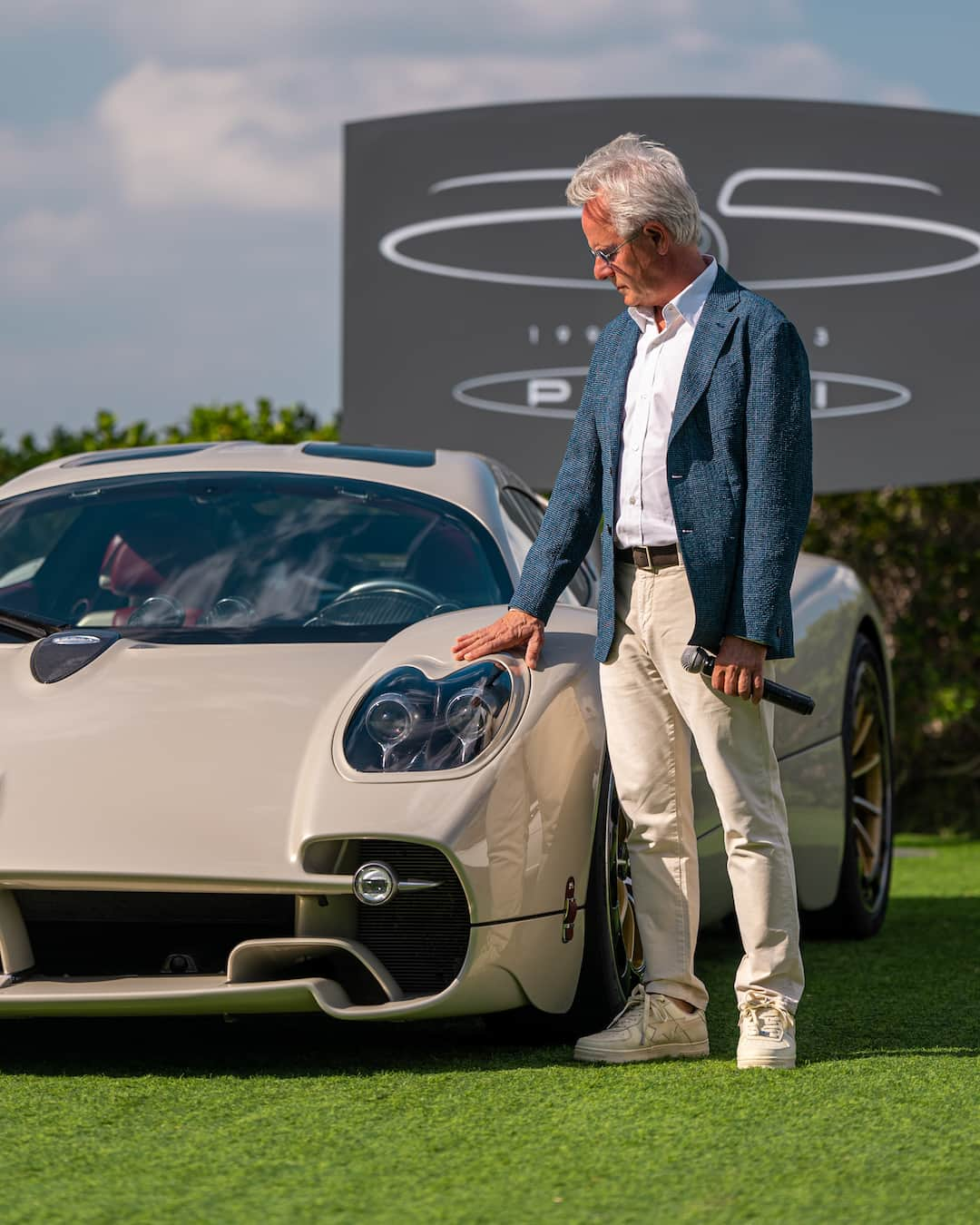 パガーニ・アウトモビリのインスタグラム：「Our beloved Utopia seems to have a passion for travel, and it is now making its inaugural journey to the Middle East alongside Mr. Horacio as part of Pagani's 25th Anniversary celebration.  Yet, it is not the only Hypercar basking in Dubai's hot and sunny weather.  Scroll through the pictures to catch a glimpse of the Zonda F Roadster, the Huayra Roadster and the Huayra Roadster BC.  #Pagani #PaganiAutomobili #Pagani25Anniversary」