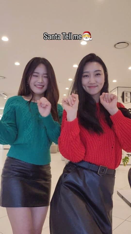 ウンジのインスタグラム：「산타텔미챌린지🎅  이번 겨울을 핫하게 즐기는중_☃️ 한달째 메리크리스마스_🎄  크리스마스때문에 빨간색 옷 이거뿐인거 딱 걸림_😳  다음은 빵댕이챌린지다_👯‍♀️」