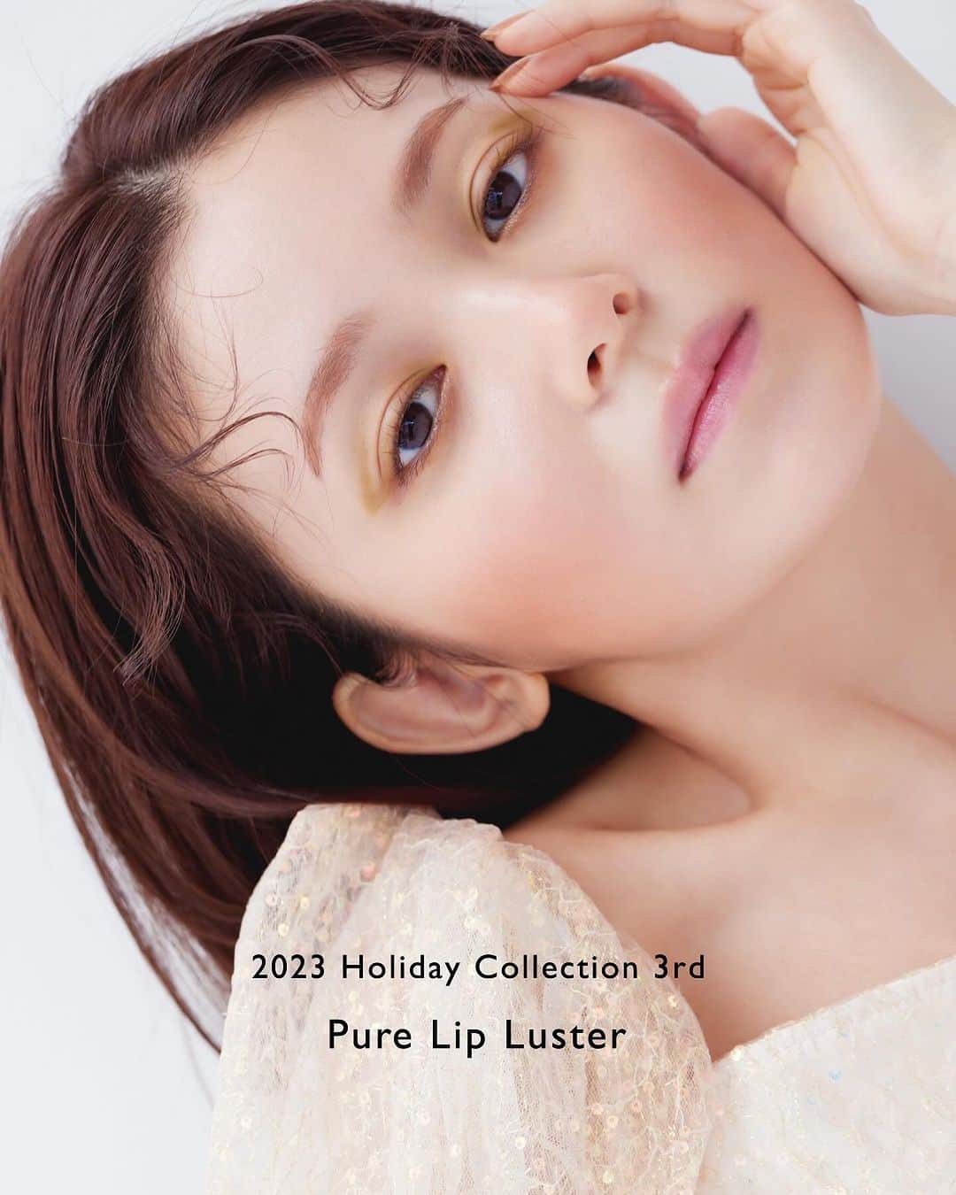 snidelのインスタグラム：「【SNIDEL BEAUTY💋 SNIDEL PURE LIP LUSTER】 2023 Holiday Collection MAKEUP LOOK meets Rinka KumadaAmidst  色彩和光澤重疊，嘴唇再次成為被關注的焦點。 全新的唇蜜，讓即使滿溢的話語也能熠熠生輝。  這一定是我們永遠在尋找 改變命運的那支唇蜜的原因。  ━━━━━━━━━━  <Colors used> ◆SNIDEL Pure Lip Luster 01 Slyly Pink HK$195  ◆SNIDEL 訂製三色眼影盤 04 Urban Khaki HK$325  ◆SNIDEL 柔滑珠光胭脂 04 Coral Blush HK$216  ・・・ 各人都為守護未來環境而努力 Clean Beauty肯定會改變我們的可持續生活方式  ✨USAGI ONLINE網店限定 - 全線beauty商品一件9折! Shop Now : https://shorturl.at/ghMP9 ⁡ #SNIDELBEAUTY #SNIDEL #SNIDELHK #CleanBeauty #PureLipLuster #訂製三色眼影盤 #柔滑珠光胭脂 #限定 #新発売 #冬コスメ @snidelbeauty @cosmekitchenhk @usagionline_hk」