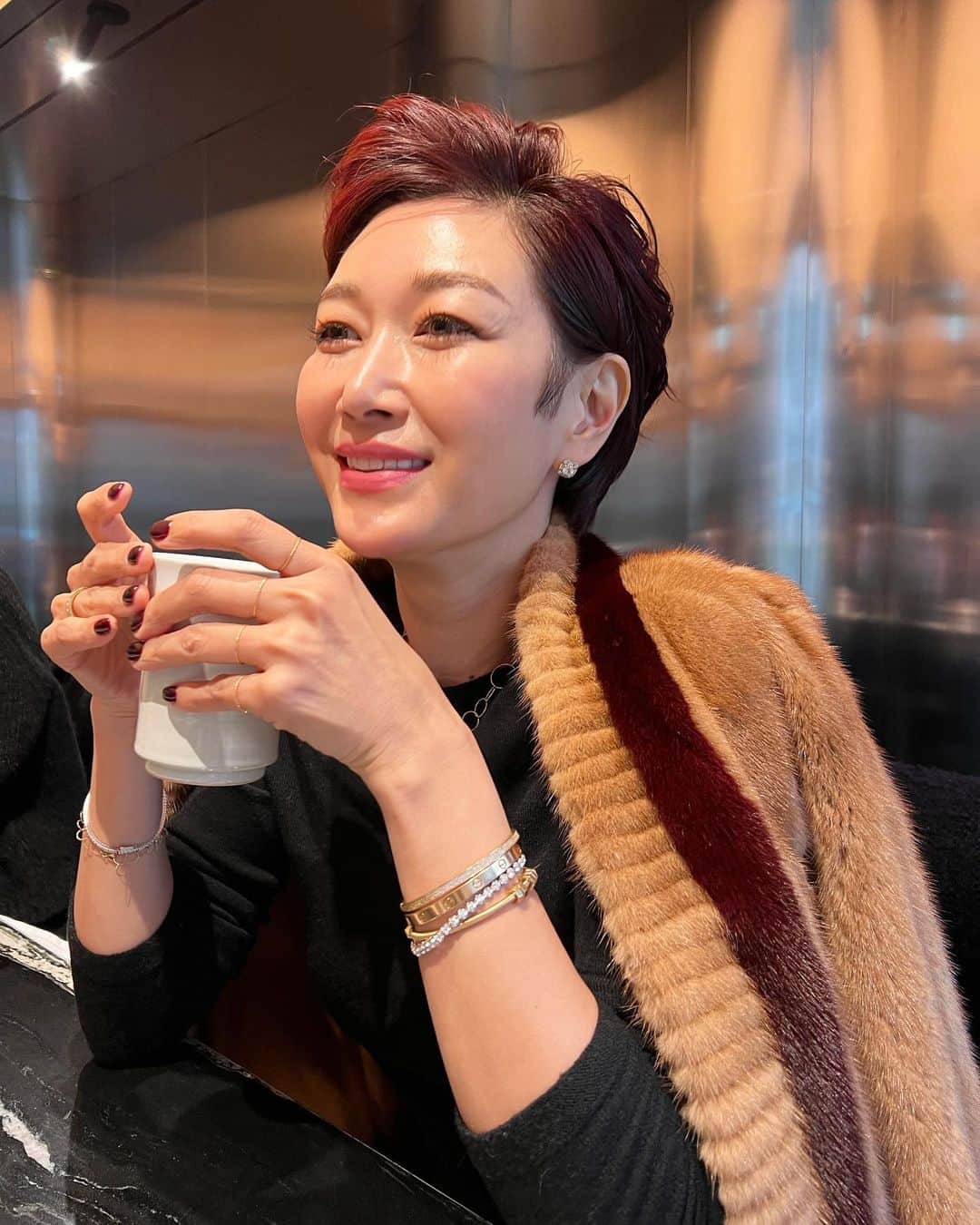 ピョン･ジョンスのインスタグラム：「맛있는건 좋은 사람들과 함께 먹으면 더 맛있죠❤️  그런데 너희들,,,, 며칠 굶을거니?? 제발 음식만 먹어 립스틱도 함께 먹지 말고🫠  뮤드를 쓰면 립스틱을 먹을 일이 없어요🤣🤣  밥먹기전에 바르는건 뭐니?  우리 스시 다먹고 라면 먹을까? 뜨끈하게 속 채워줘야지?😌  3시에 우리 가야한다  뮤드 라이브 있잖니 😵‍💫 언제까지 먹을꺼니 ~~~<<<」