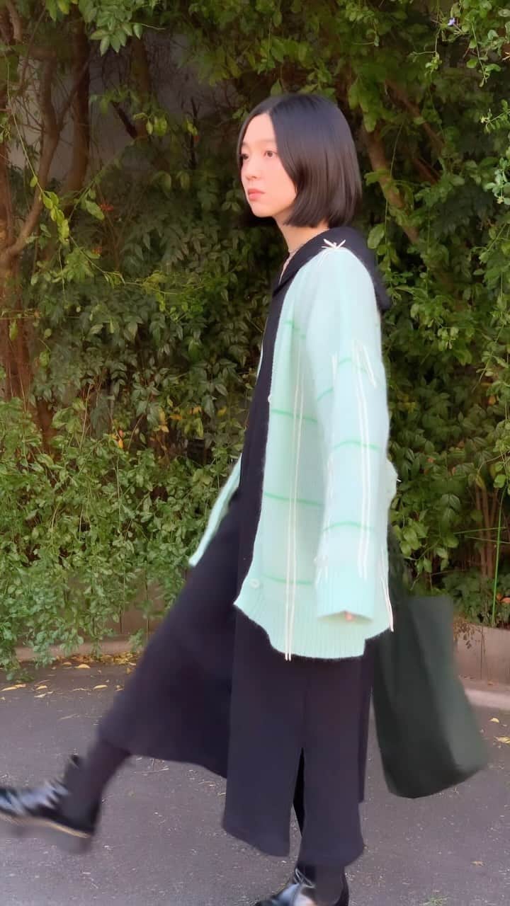 小谷実由のインスタグラム：「#おみゆ箪笥 🧤♡ knit cardigan @yukishimane_ . dress @machupichu_shop . shoes @drmartens_japan . bag @aspidistrafly .」