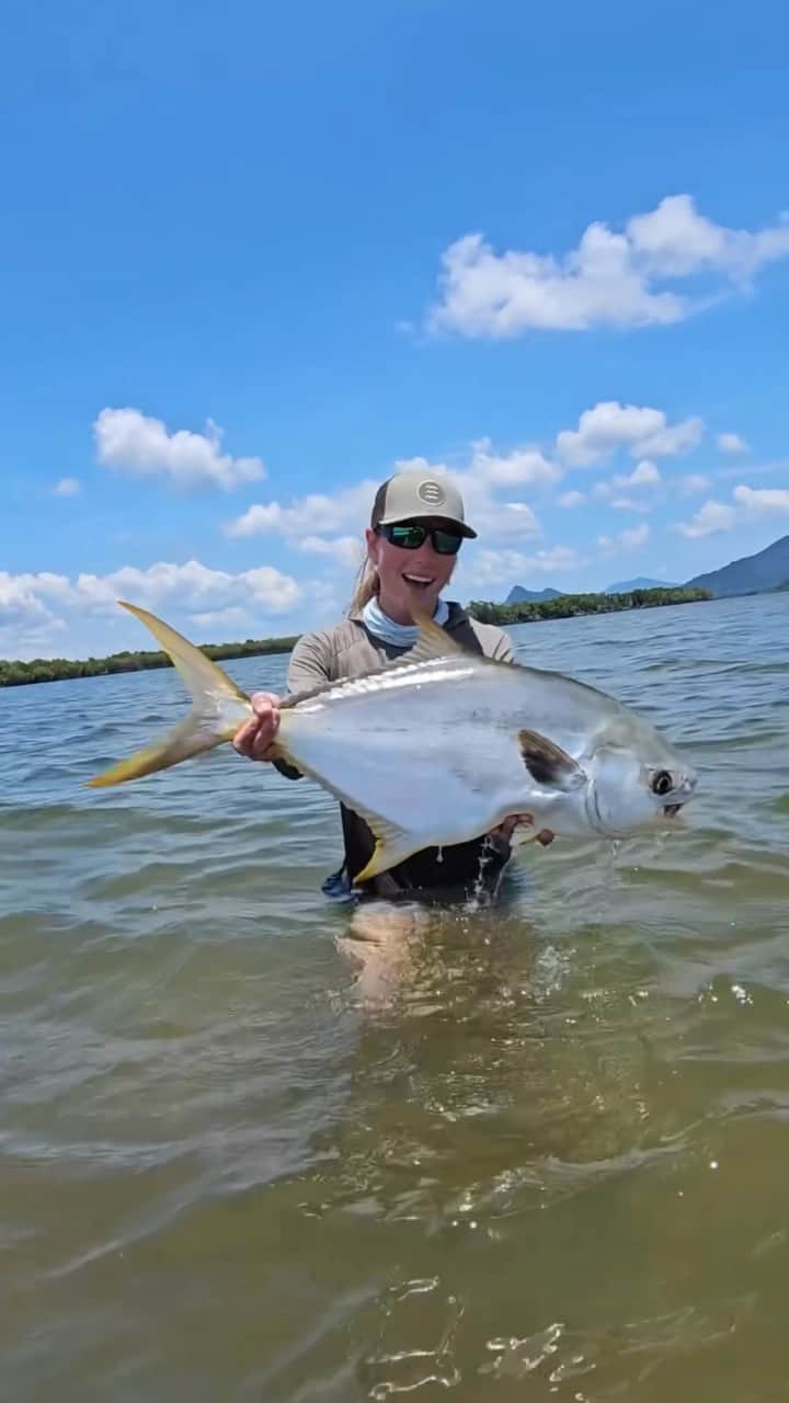 Costa Sunglassesのインスタグラム：「Big fish tales from @sageindendi   "A big single cruising into the current and wind-there’s nothing more rewarding than getting one of those fish to eat. I had lost him in the clouds when I let my first cast go. He had moved left but was moving slow. Another glimpse of the green shape, and I sent it.  It wasn’t much of the cat and mouse game to convince this one to eat. Once he saw the fly, he raced over and ate it as fast as lightening. I’ve never had a permit eat so intensely like that."  #PermitOnFly #CostaPRO #CatchAndRelease #SeeWhatsOutThere」