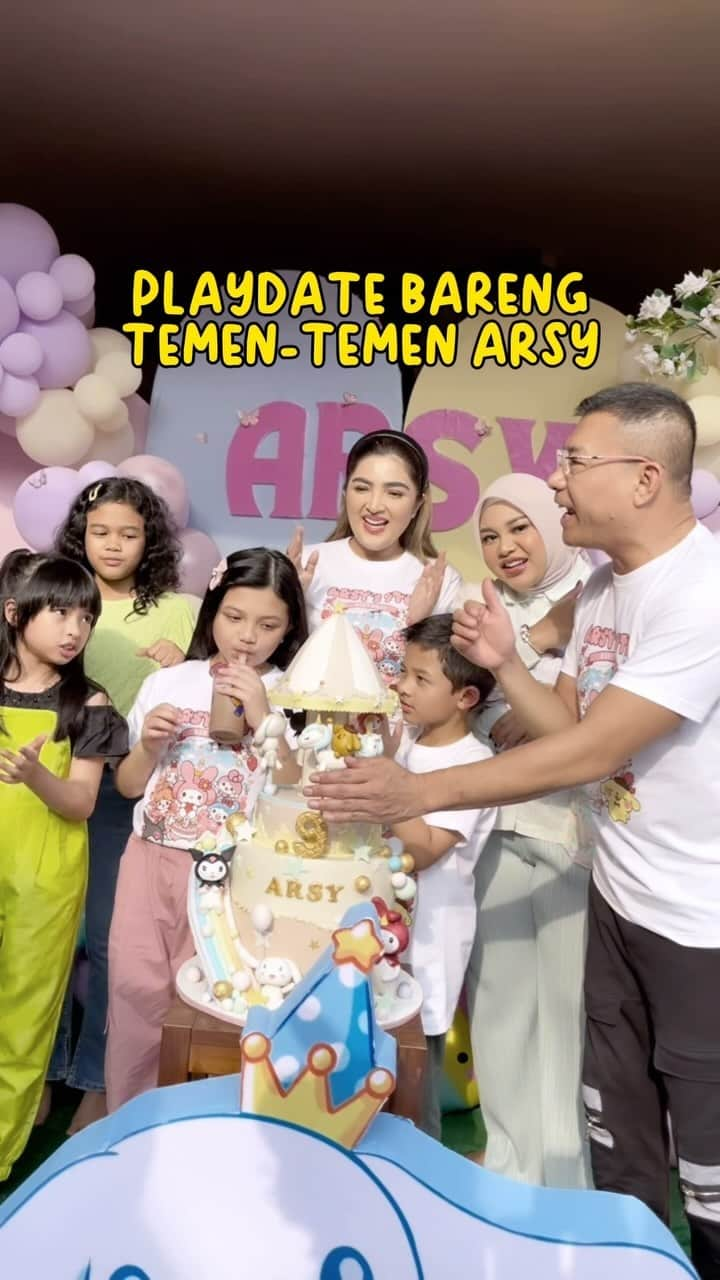 Keluarga A5のインスタグラム：「Terimakasih Ayah dan Bunda, Arsy happy banget main bareng temen-temen Arsy di rumah, Terimakasih juga yang udah sempetin dateng di acara Arsy dan kasih kado 😊☺️」