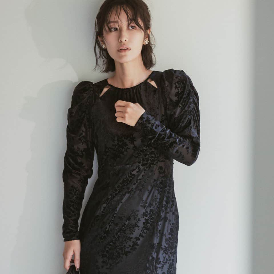celford_officialのインスタグラム：「【COLUMN】 ⁡ 〜シックな大人の装いで舞台鑑賞するなら〜 ⁡ ミュージカルやクラシック音楽など舞台鑑賞の時 って目立ちすぎたくないから黒い服を選びがち。 ⁡ でもただの黒じゃつまらないから、 こんなフラワー柄ワンピはいかがでしょう♪ ⁡ ベロアなのでほどよく華やか、袖だけほんのり 肌が透けて特別感も感じさせてくれます。 ⁡ dress ¥28,600 ◆発売中 ⁡ オンラインから是非ご覧下さい。 ⁡ Height:165cm Size:36 ⁡ ⁡ #CELFORDAW23 #celford #セルフォード」
