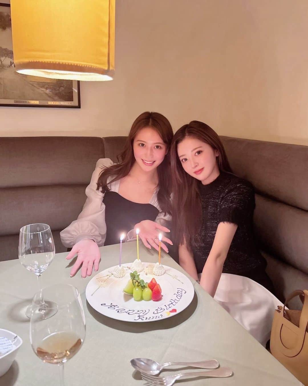 山本月のインスタグラム：「お祝い🥂してくれた💕 yayaちゃん ありがとう☺︎  ワイン3杯で酔っちゃってかなりお酒弱くなった~🥹 2人で仲良くご飯解散♡ お家となりだから一緒に大人しく帰宅🏠  成長🙌笑」