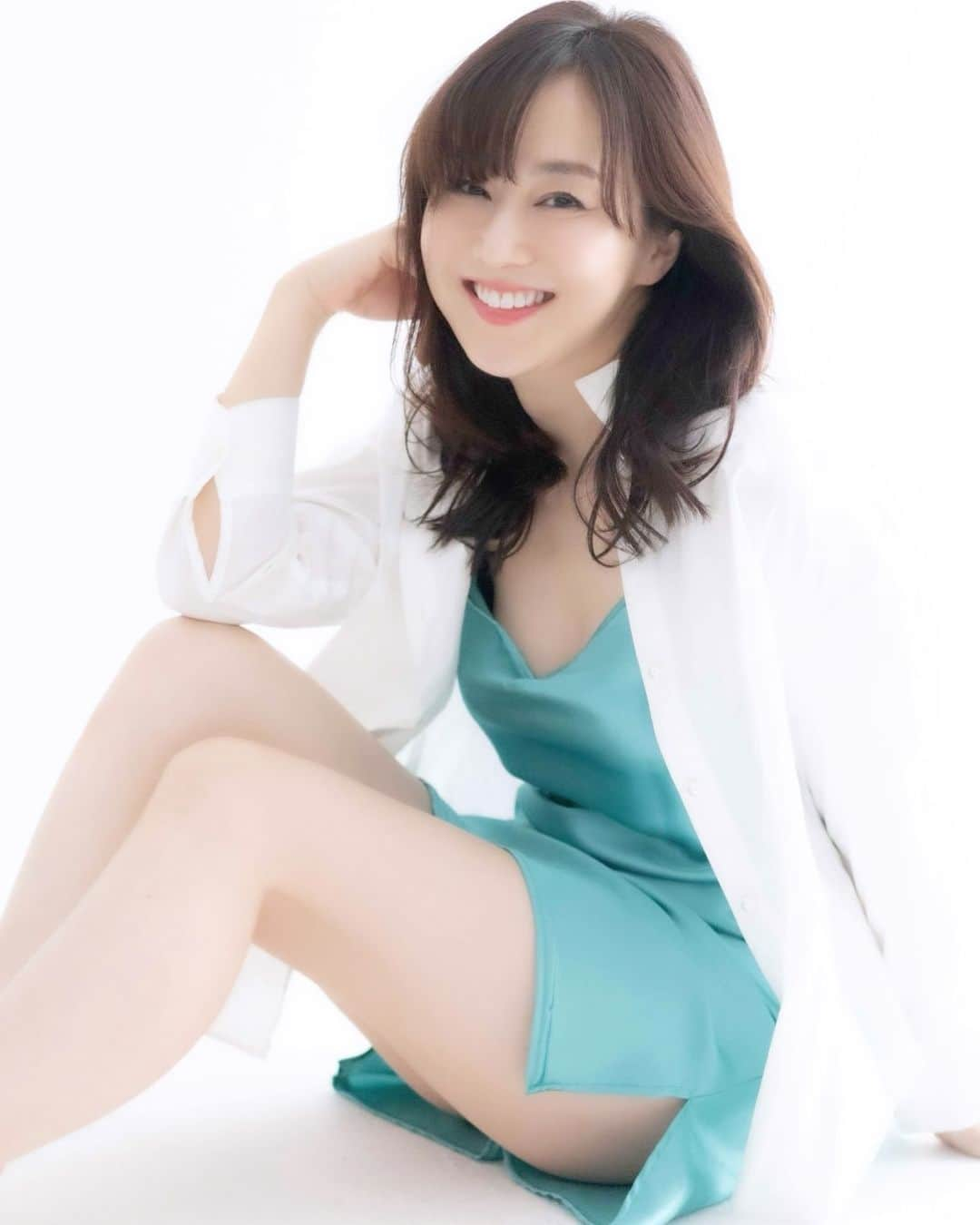 村上麻衣のインスタグラム：「フォロワーさん12万人になりました❣️  ﾜｰｲ⸜( ´ ꒳ ` )⸝♡︎ ✨  これもひとえに皆様のおかげです。 ありがとうございます。  食べたり 綺麗なところへ行ったり たまに旅したり。  そんな他愛もないわたしの日常投稿を フォローしてくださり いつもいいねや優しいコメントくださる皆様へ  本当にありがとうございます♡ 感謝しております🥹  引き続きこんな感じで ふんわりやっていきますので、 これからもどうぞ宜しくお願いいたします。  #カメラマン さん撮影 #感謝 #ありがとうございます」